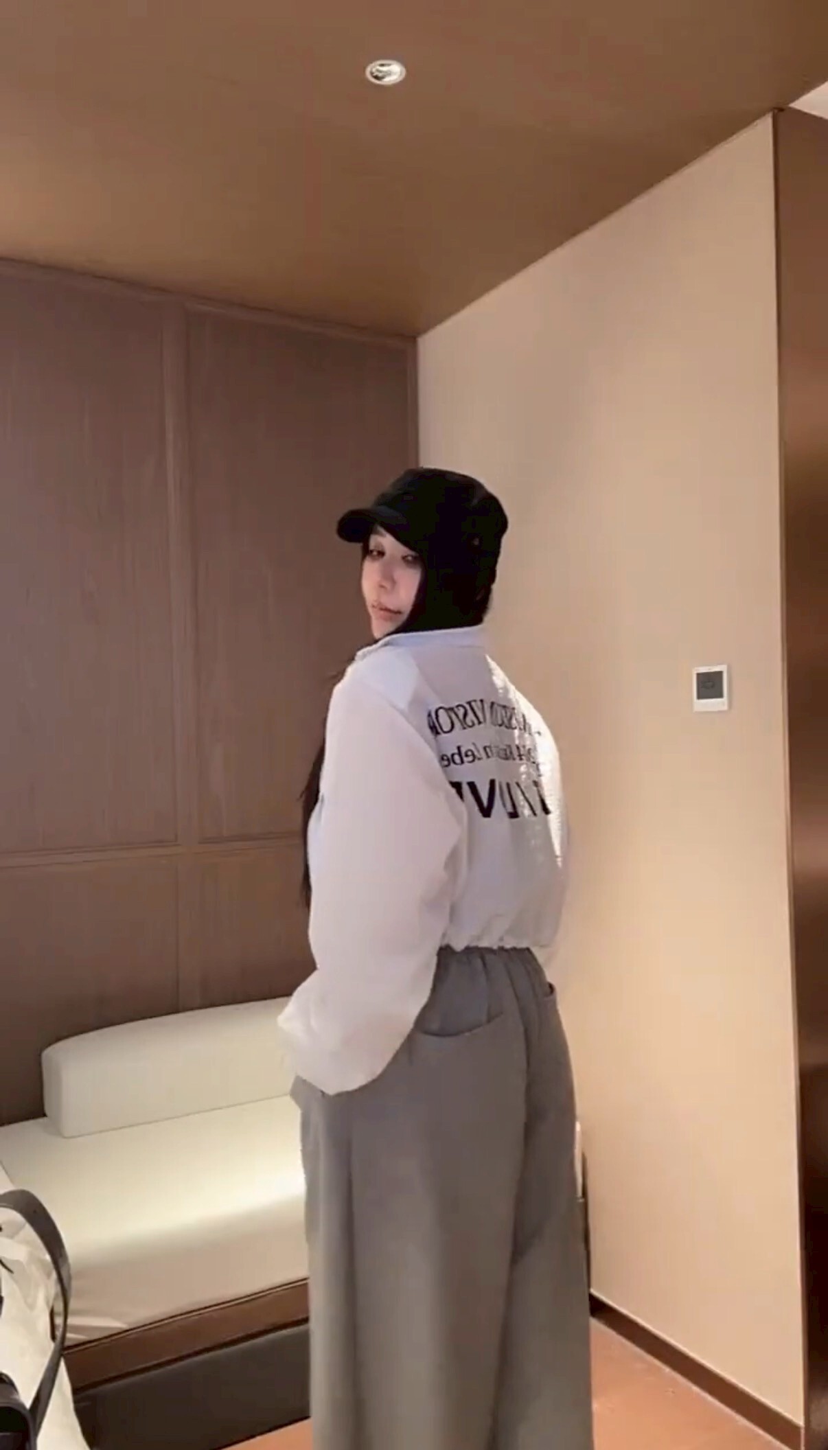 【Apr.08】超輕薄抗皺！後背字母短版風衣外套