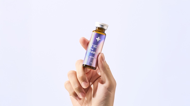 TIKO提刻三胜肽光泌賦活飲嚴選 98% 高純度日本專利穀胱甘肽,負責啟動體內的亮澤循環,同時搭配高純度玻尿酸鈉,由內而外撐起肌膚水潤澎彈感,告別暗沉蠟黃,才能養出真正通透的仙氣底色。