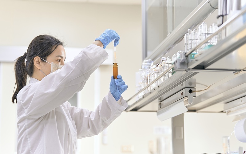 TIKO提刻三胜肽光泌賦活飲嚴選 98% 高純度日本專利穀胱甘肽,負責啟動體內的亮澤循環,同時搭配高純度玻尿酸鈉,由內而外撐起肌膚水潤澎彈感,告別暗沉蠟黃,才能養出真正通透的仙氣底色。