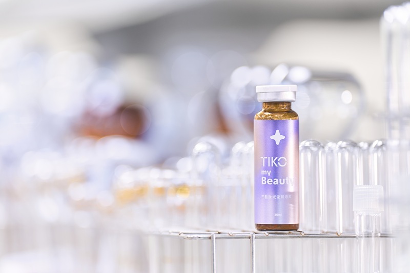 TIKO提刻三胜肽光泌賦活飲嚴選 98% 高純度日本專利穀胱甘肽,負責啟動體內的亮澤循環,同時搭配高純度玻尿酸鈉,由內而外撐起肌膚水潤澎彈感,告別暗沉蠟黃,才能養出真正通透的仙氣底色。