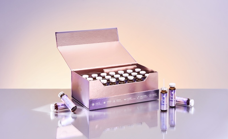 TIKO提刻三胜肽光泌賦活飲嚴選 98% 高純度日本專利穀胱甘肽,負責啟動體內的亮澤循環,同時搭配高純度玻尿酸鈉,由內而外撐起肌膚水潤澎彈感,告別暗沉蠟黃,才能養出真正通透的仙氣底色。