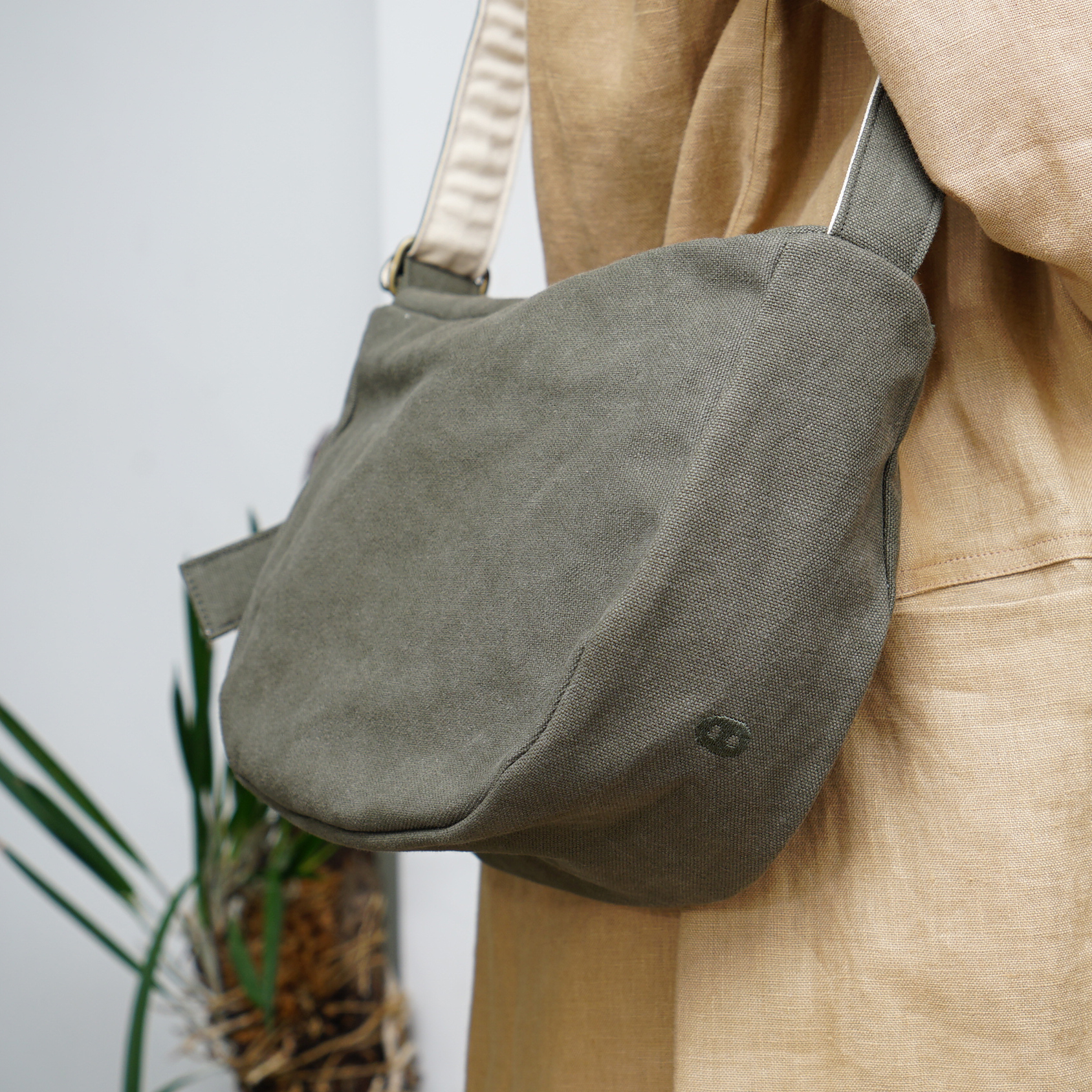 盈月  斜背帆布包 軍綠
