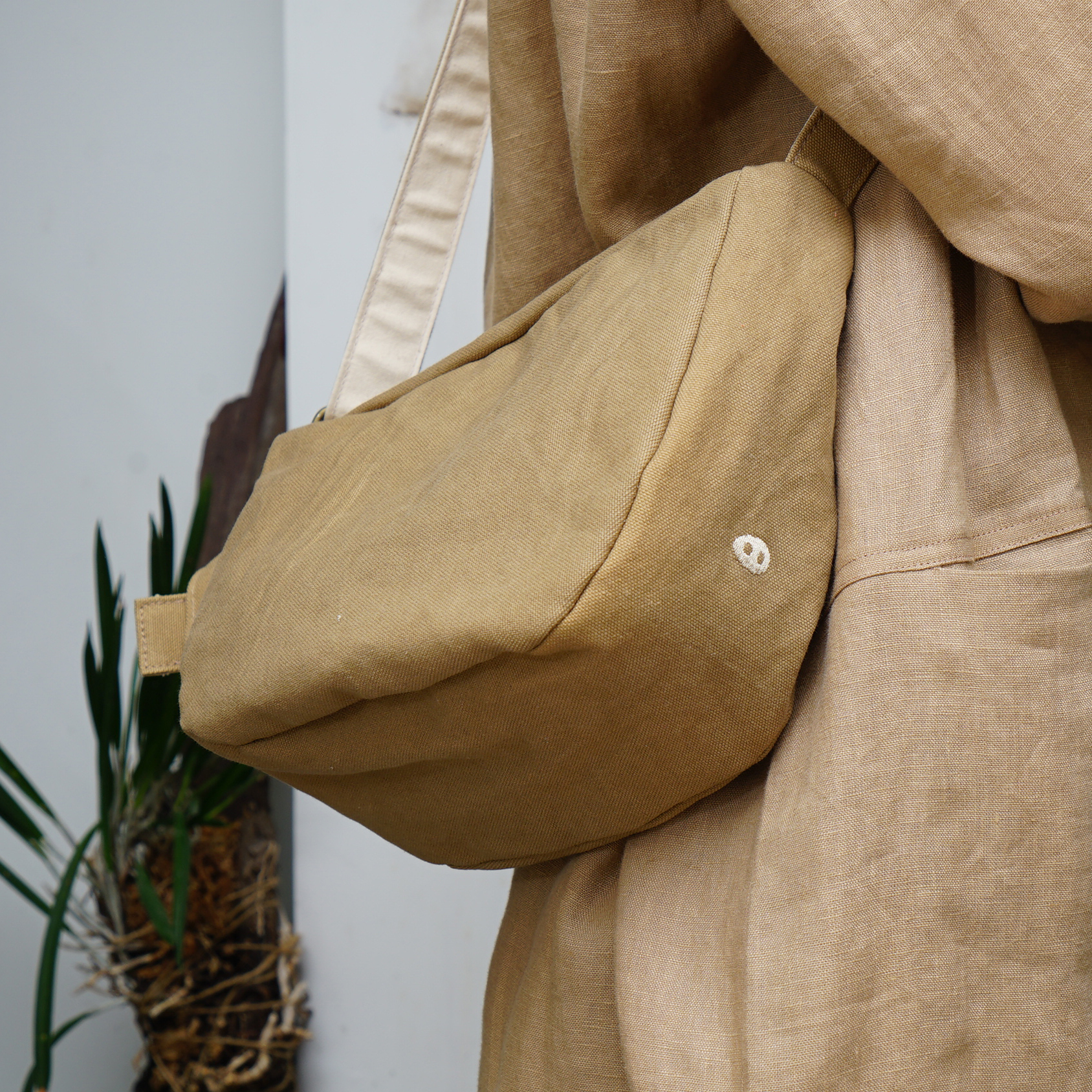 盈月  斜背帆布包 褐土