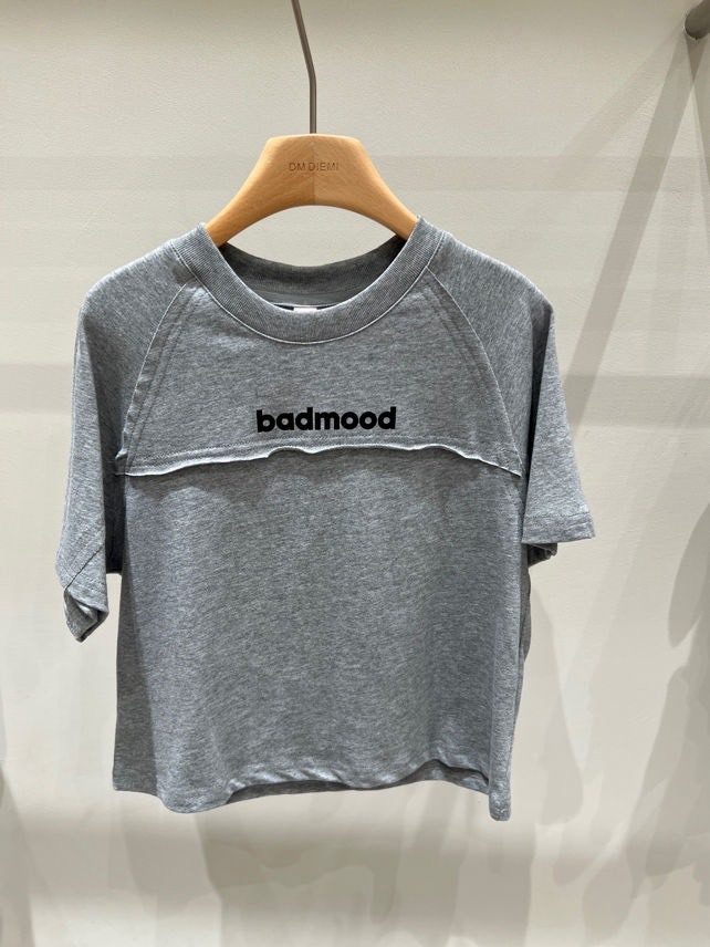 帥氣英字短袖上衣