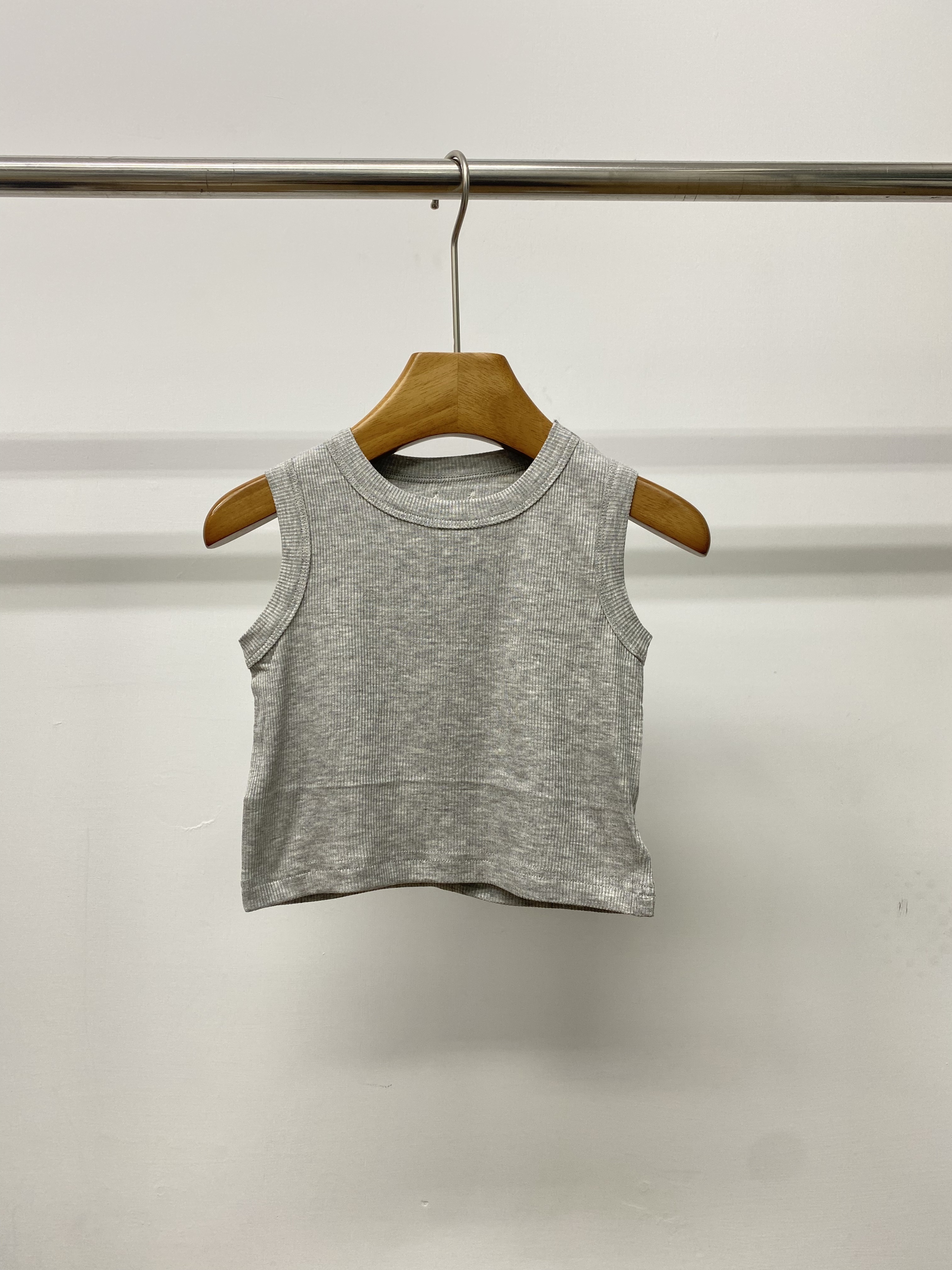 A04832背後小標背心