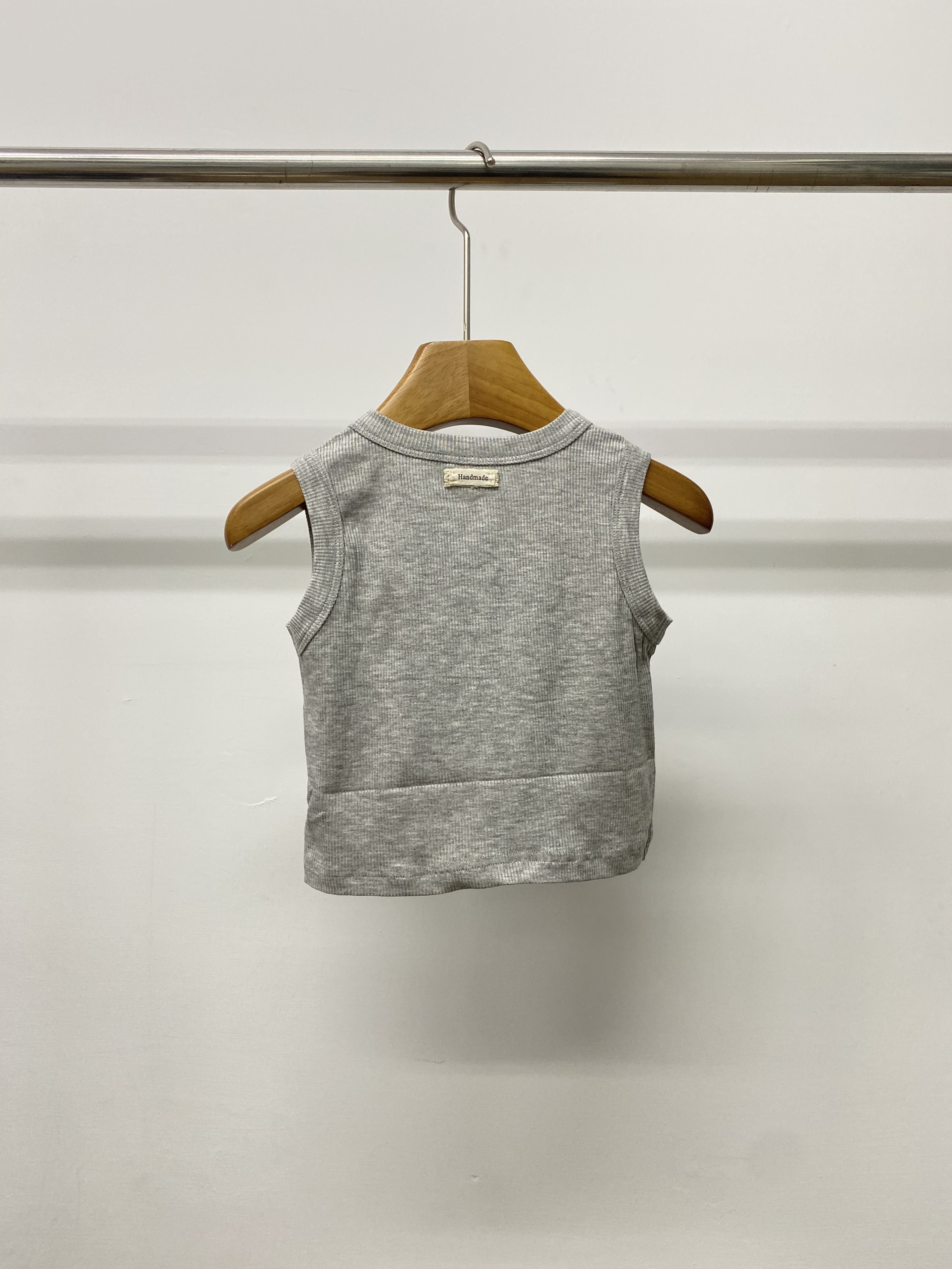 A04832背後小標背心