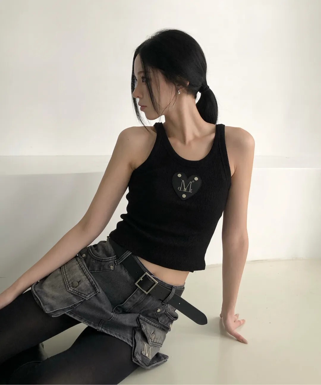 【OWN】Mucent 背心 無袖 吊嘎 心形 標誌 金屬 皮革 棉質 女生 黑色 白色