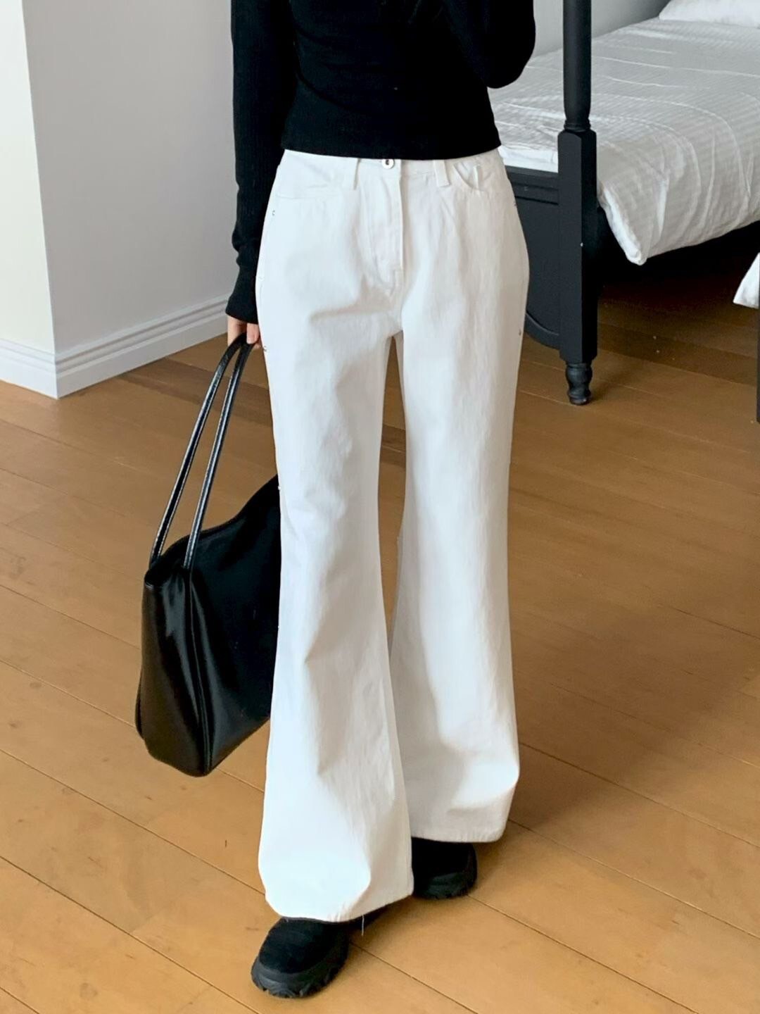 獨特感側釘釦造型小喇叭牛仔褲-S-L / 2色