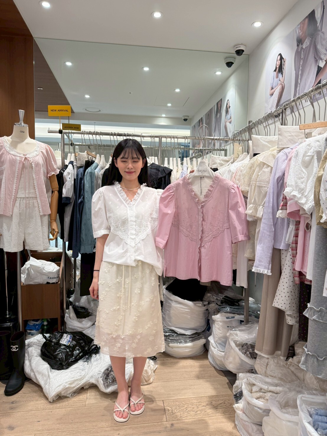 OG6013 木耳花邊鏤空設計V領上衣