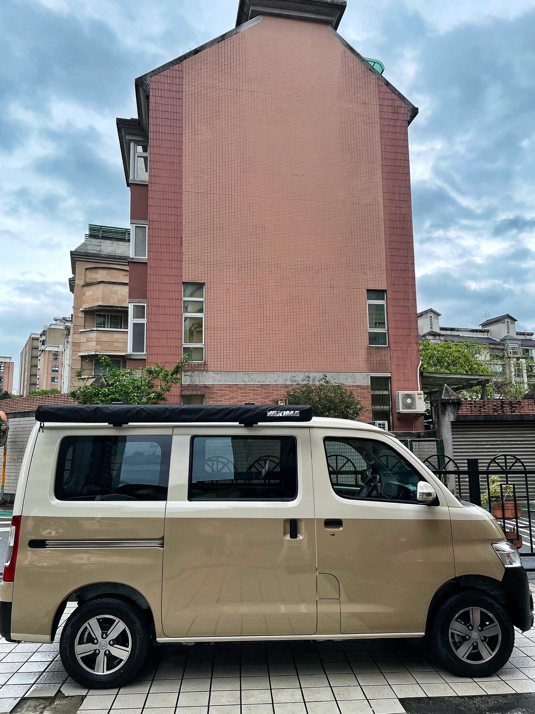 車邊帳- yakima OverNOut S( 2 x 2.5)- ( Toyota TOWNACE )
