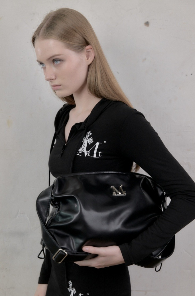 【 4/19收單 】MUCENT GAEL 金屬Logo抓皺抽繩斜背包 韓國