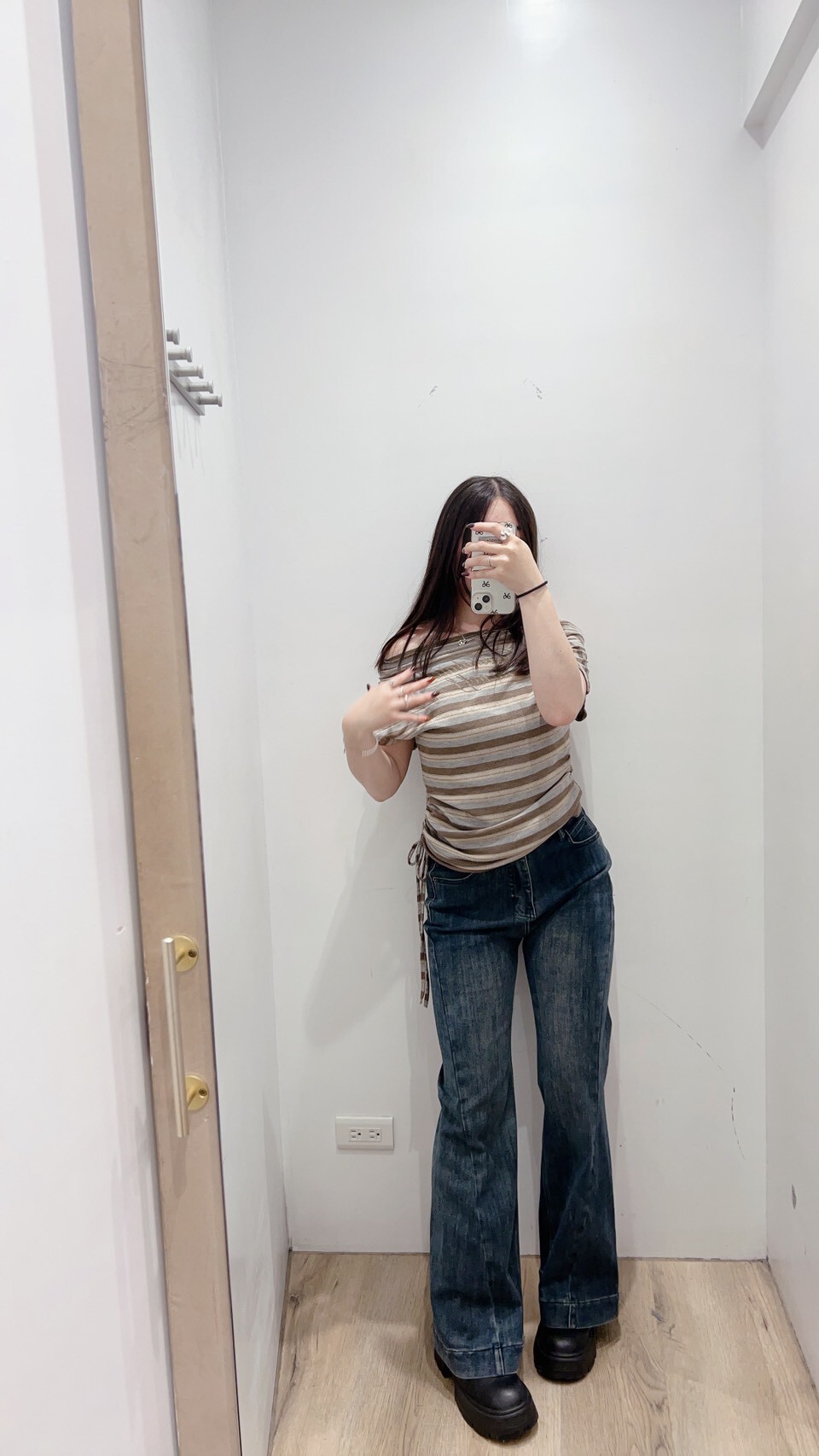 The English word "two-piece drawstring top" is a mismatched design.