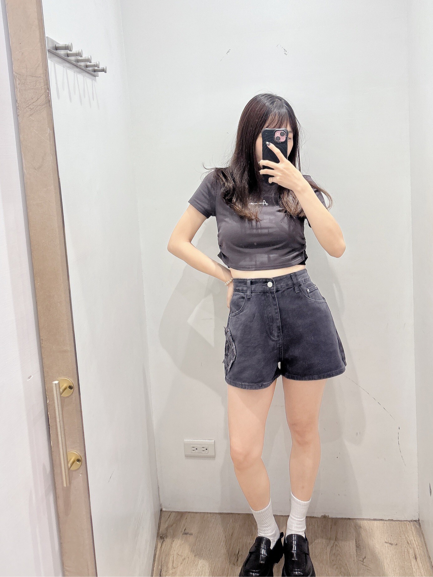 側抓皺燙銀標短版上衣