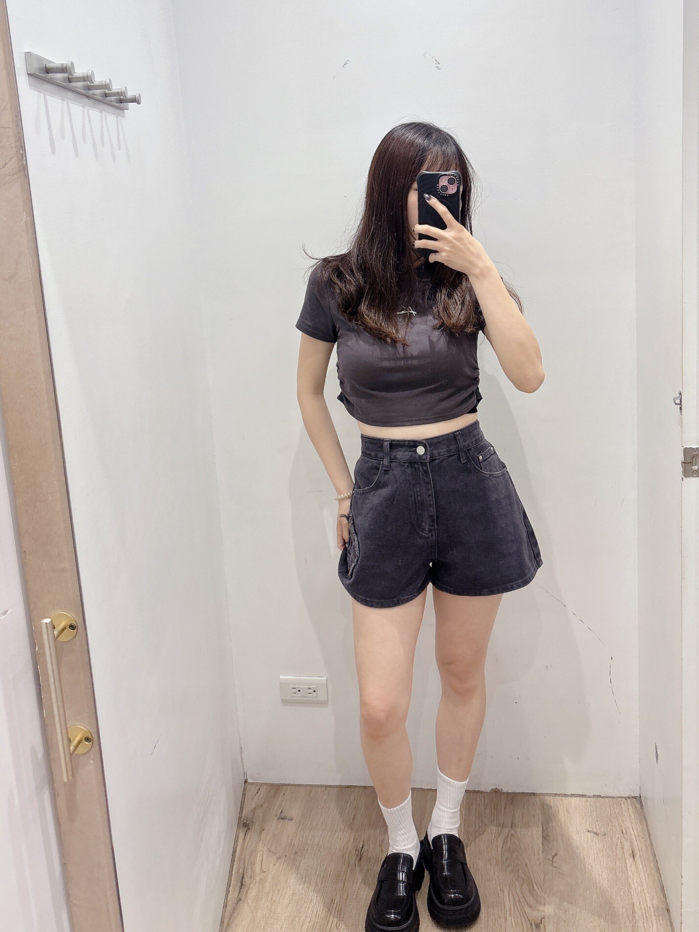 Side-relief short top with silver logo