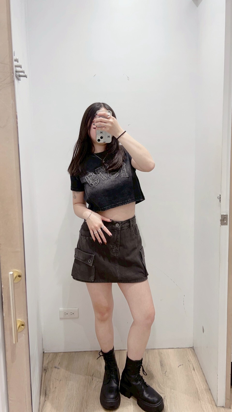 英字刺繡短版上衣