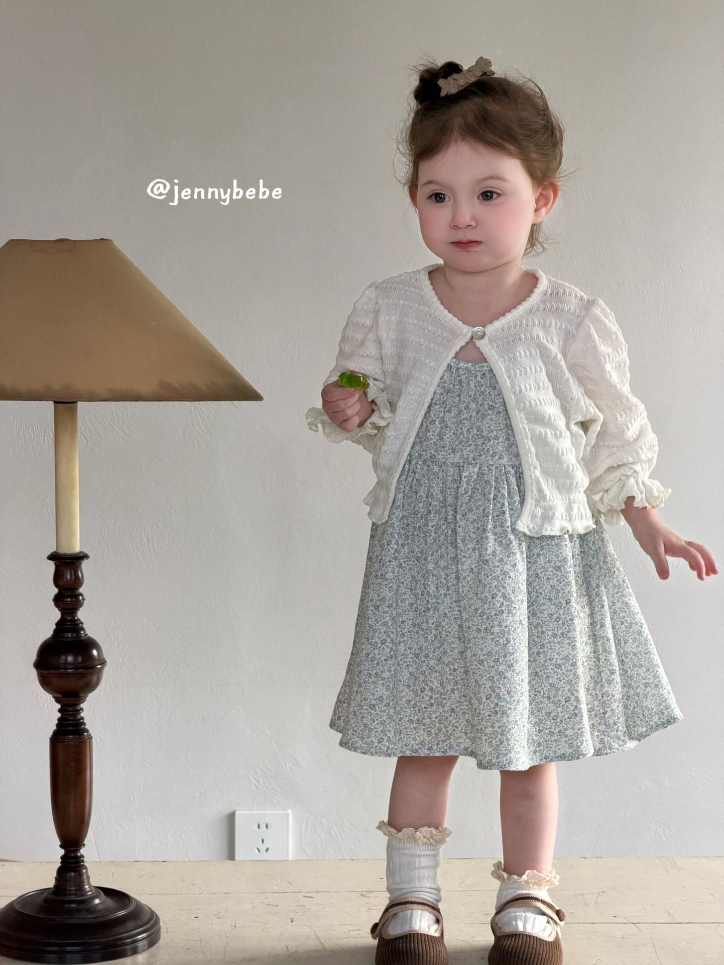 Jenny_夏季碎花吊帶洋裝/白色縮袖外搭小外套