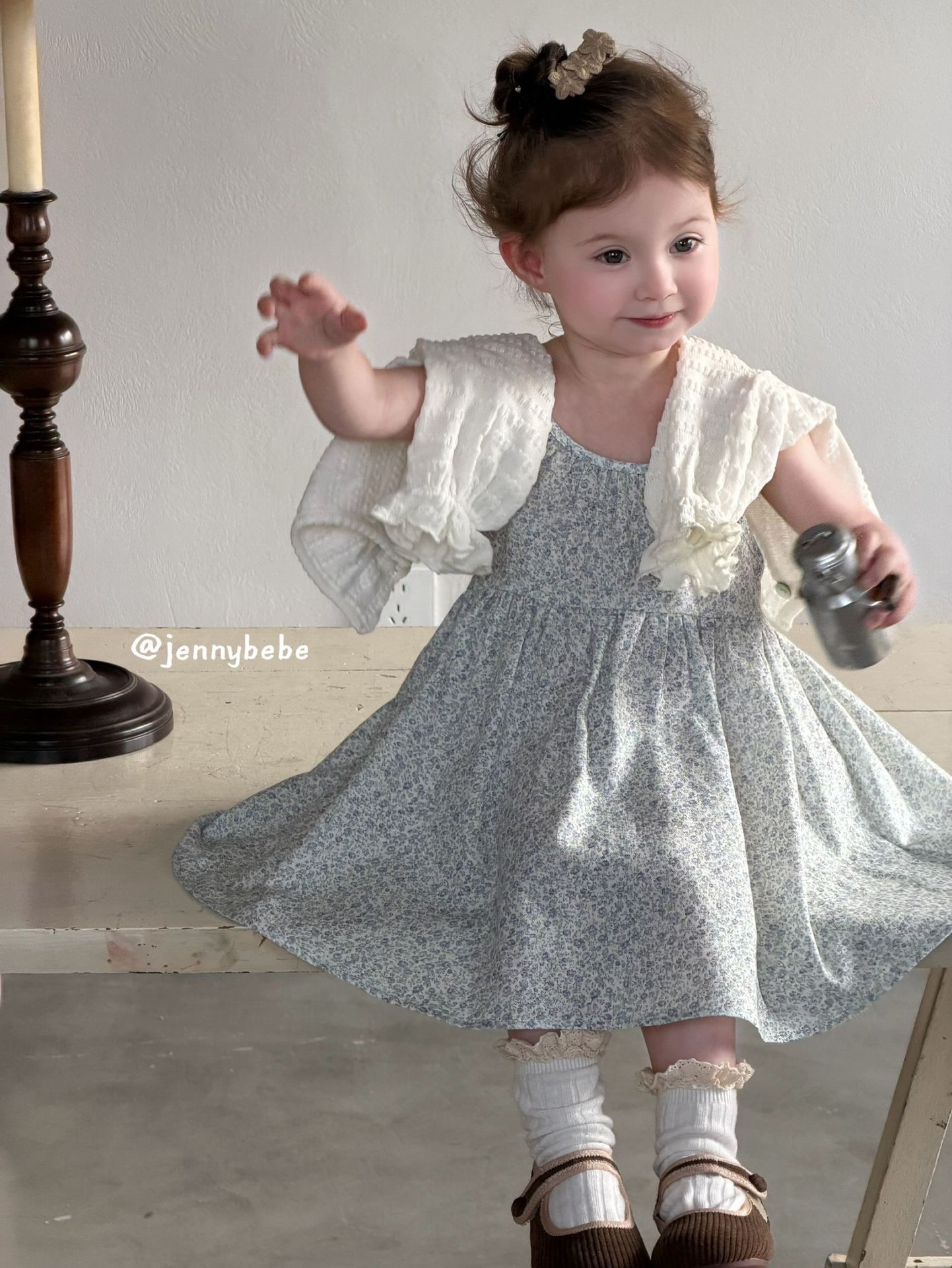 Jenny_夏季碎花吊帶洋裝/白色縮袖外搭小外套