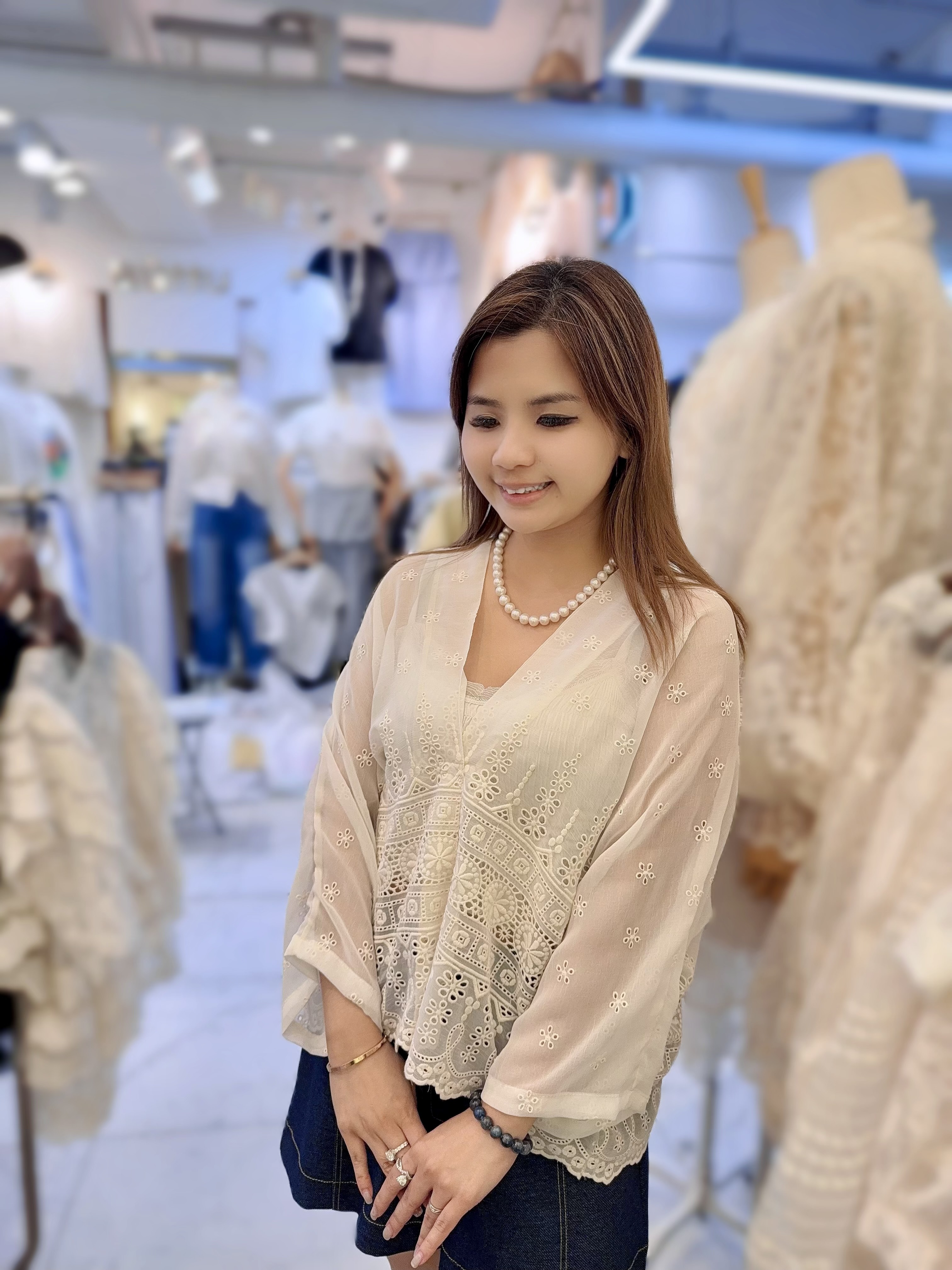 VT02   米LACE  胸58  長24  $399 (一口價)