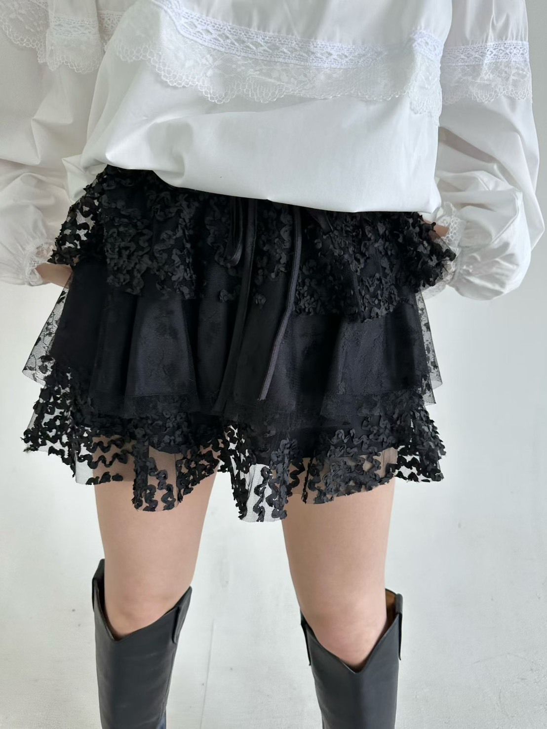 花瓣蕾絲蛋糕綁帶短褲裙
