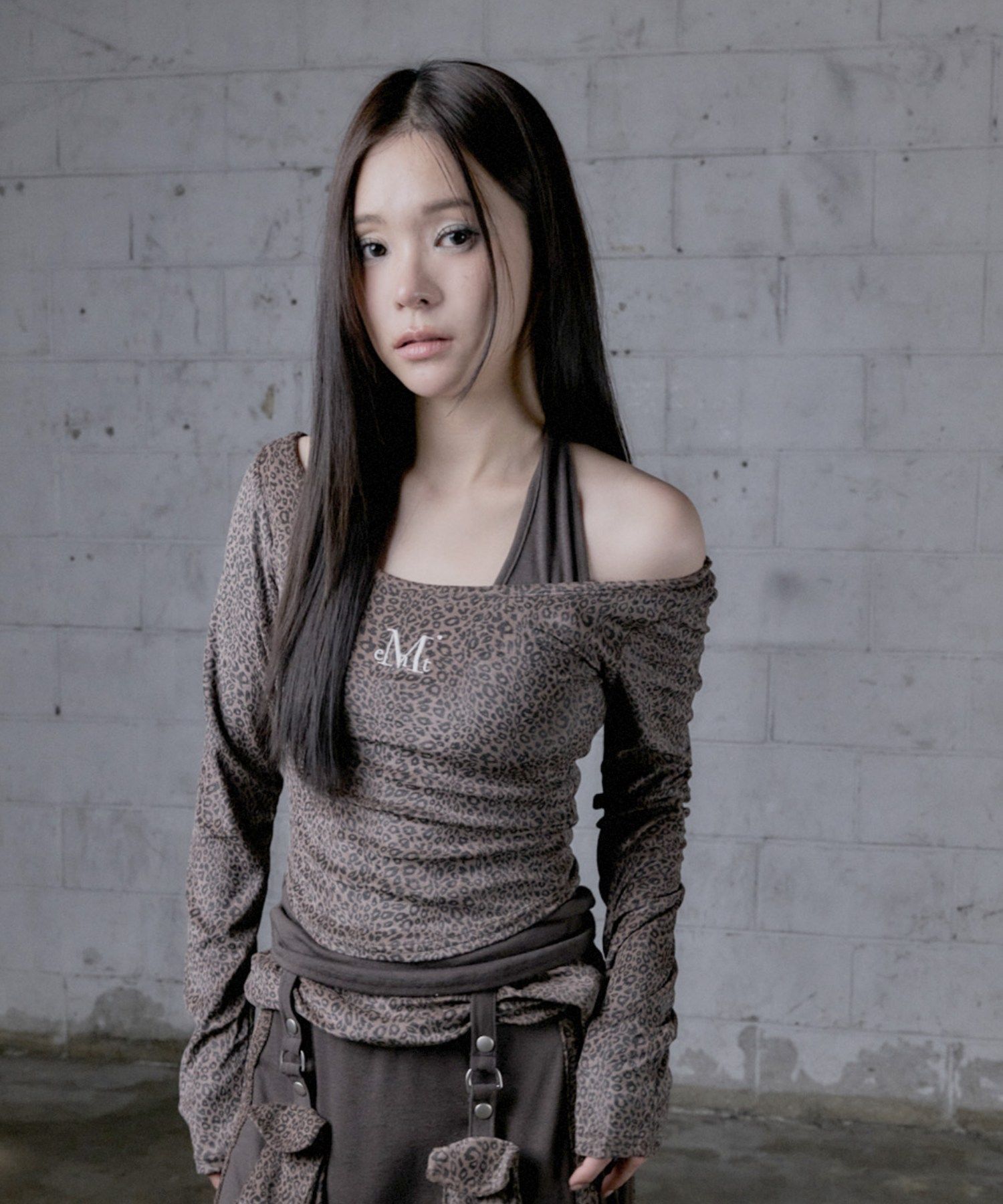 MUCENT 豹紋掛頸領層次長袖上衣 P0000BMC