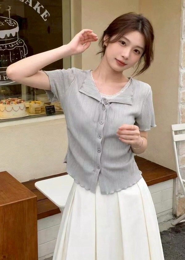 假兩件捲邊蕾絲坑紋排釦衣