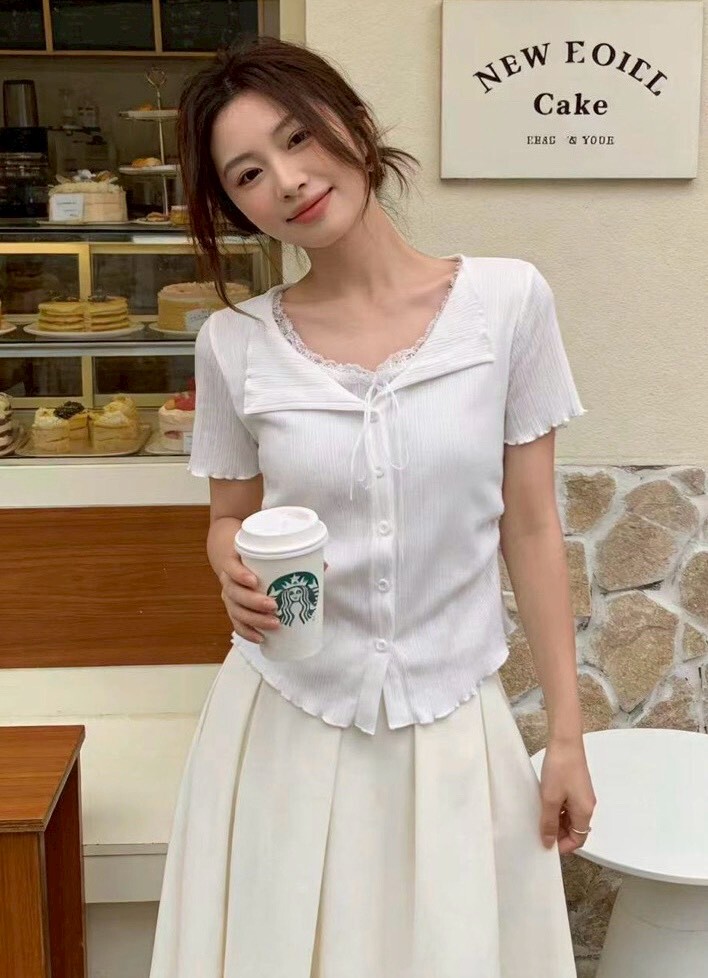 假兩件捲邊蕾絲坑紋排釦衣