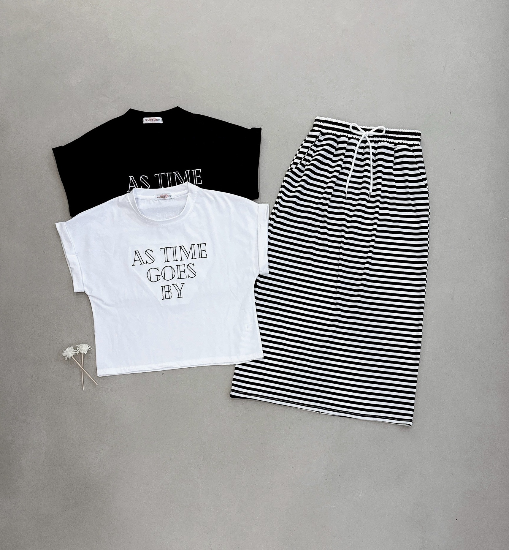 縫線簍空字母衣+條紋長裙