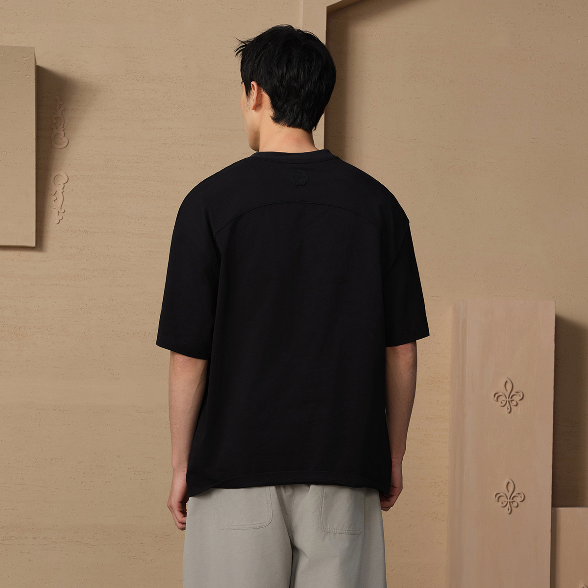 男裝 URBAN PALLADIUM LOGO 寬鬆落肩全棉口袋T裇