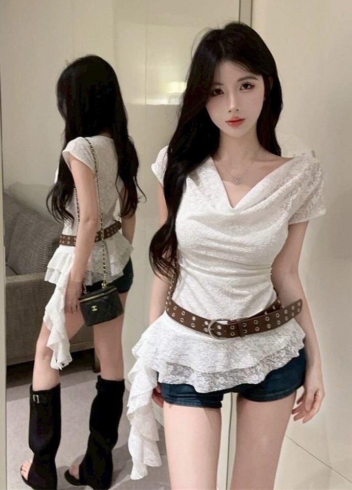 洞洞皮帶+不規則蕾絲花背心