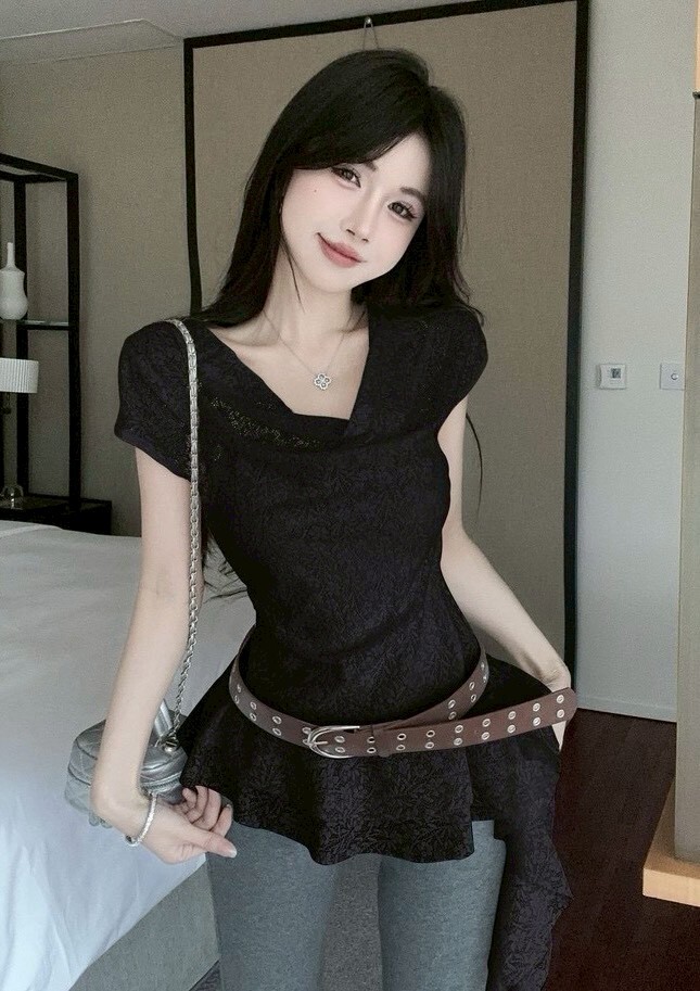 洞洞皮帶+不規則蕾絲花背心