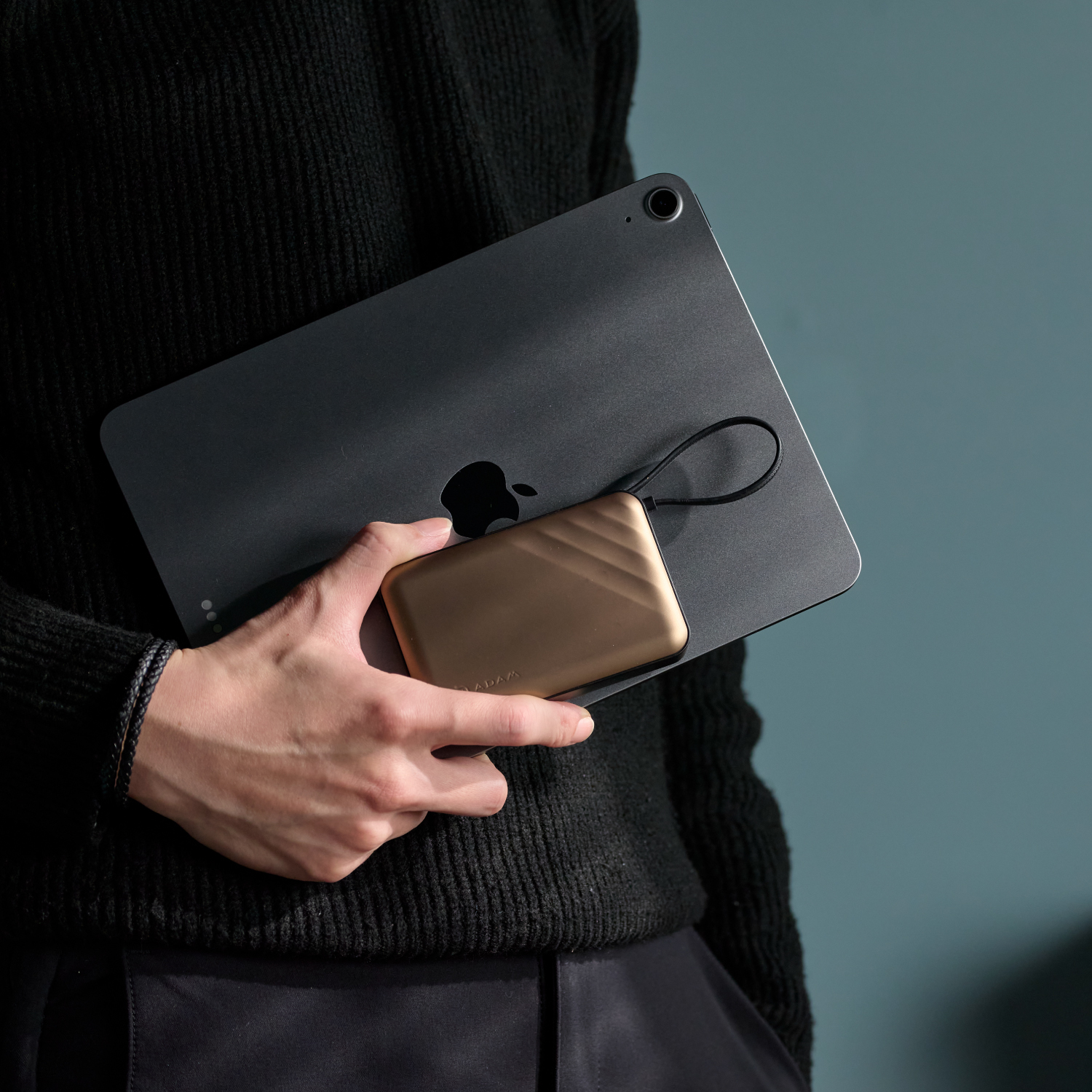 VIONTA GQ2 Qi2 Power Bank with Built-In Cable