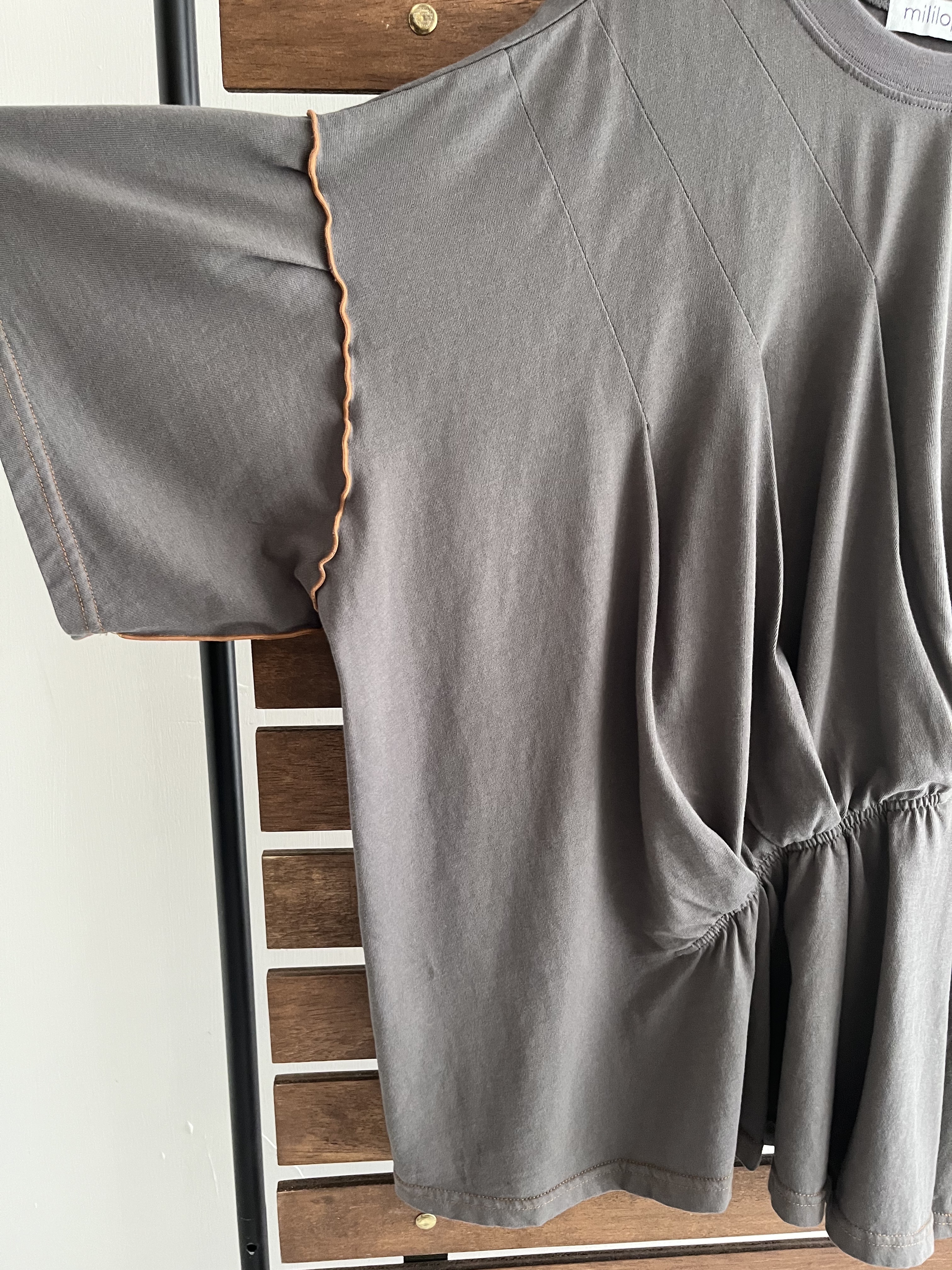 mililopiulu灰色圓領top