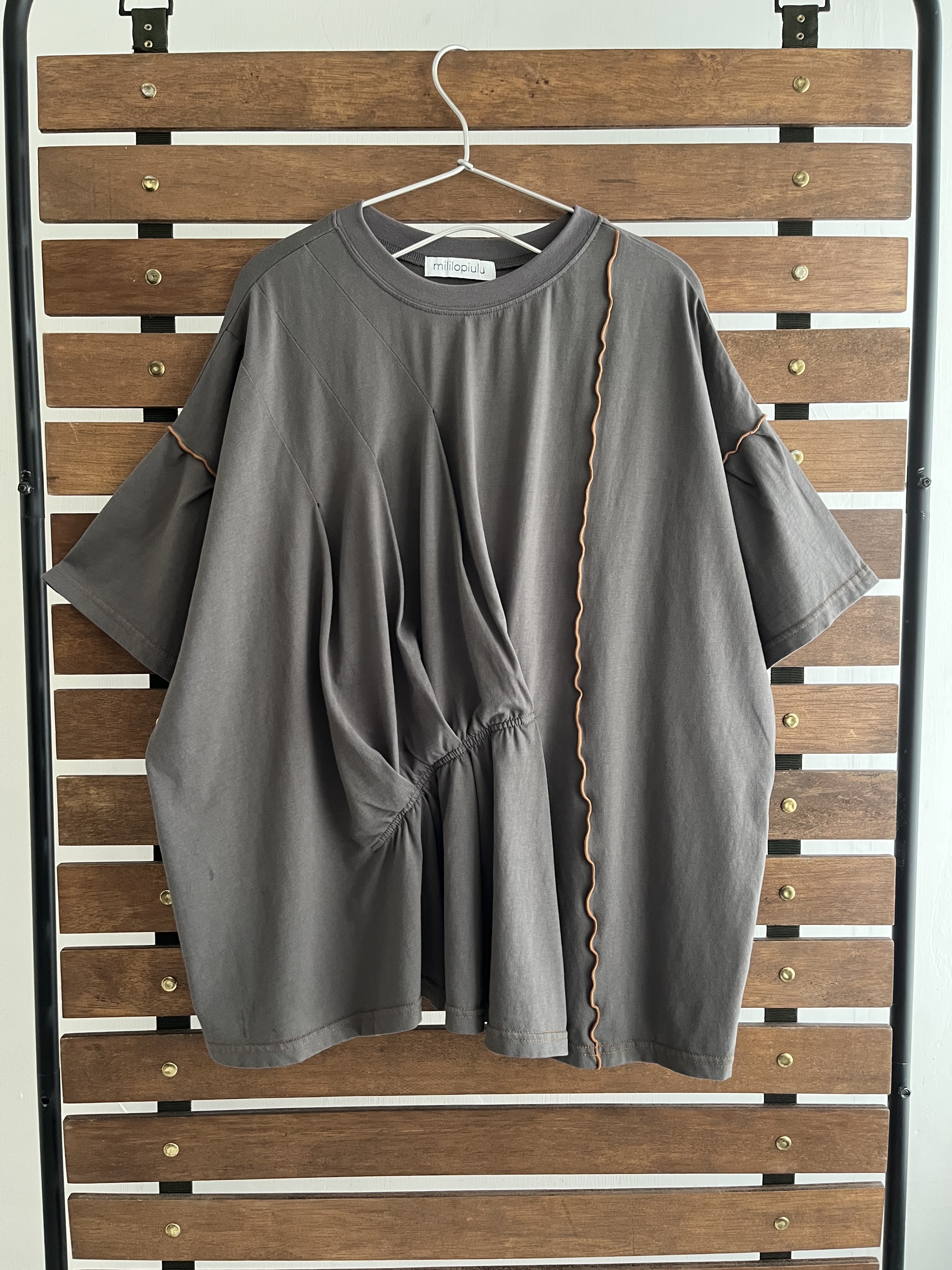 mililopiulu灰色圓領top