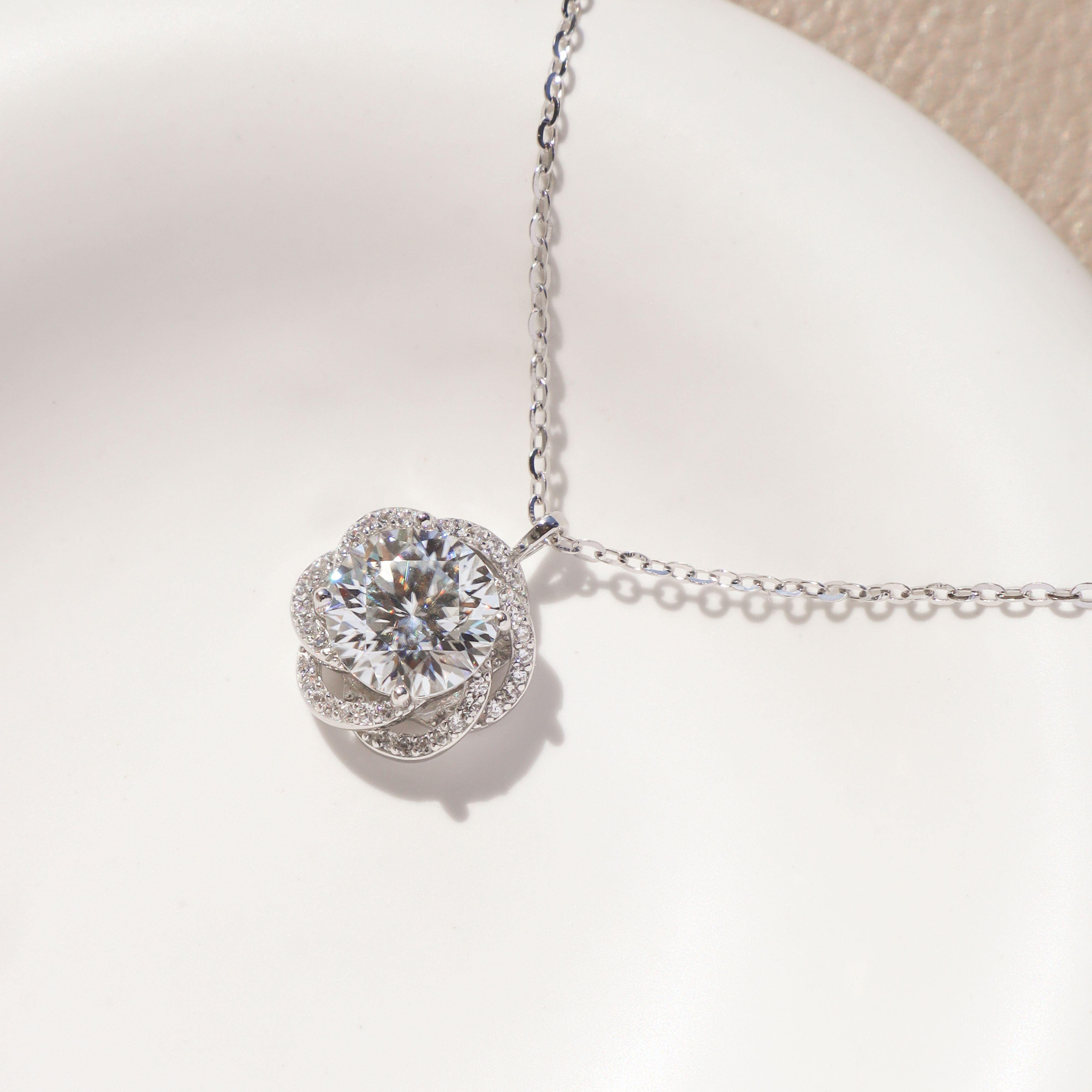 Silver/綻耀花蕊．莫桑石項鍊