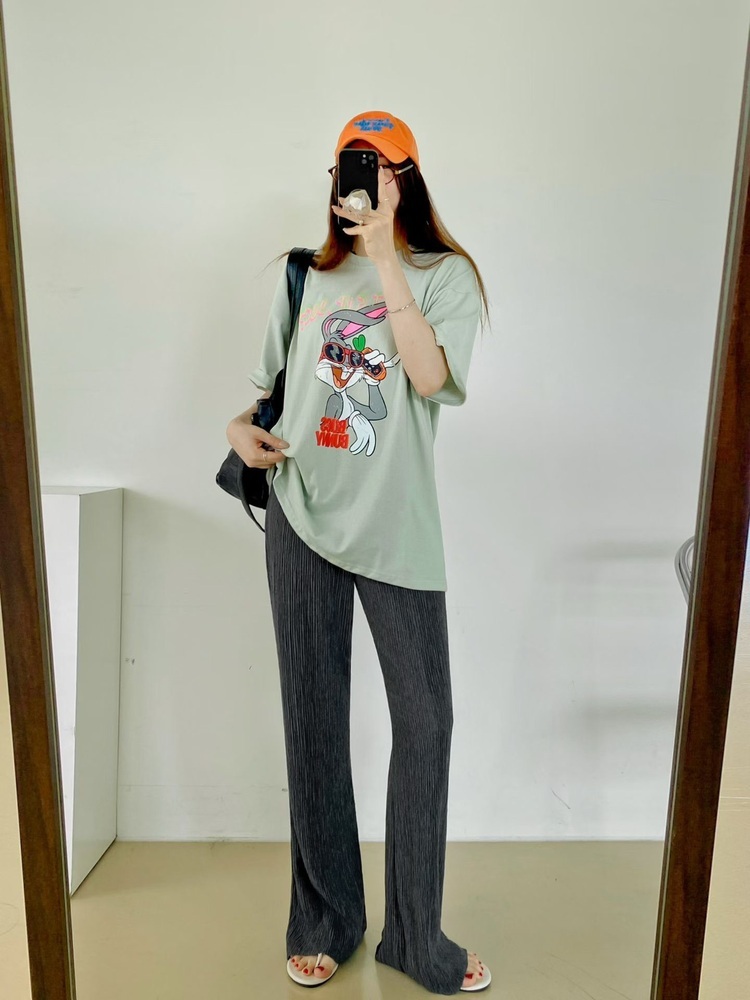 英字兔巴哥講電話奶綠上衣