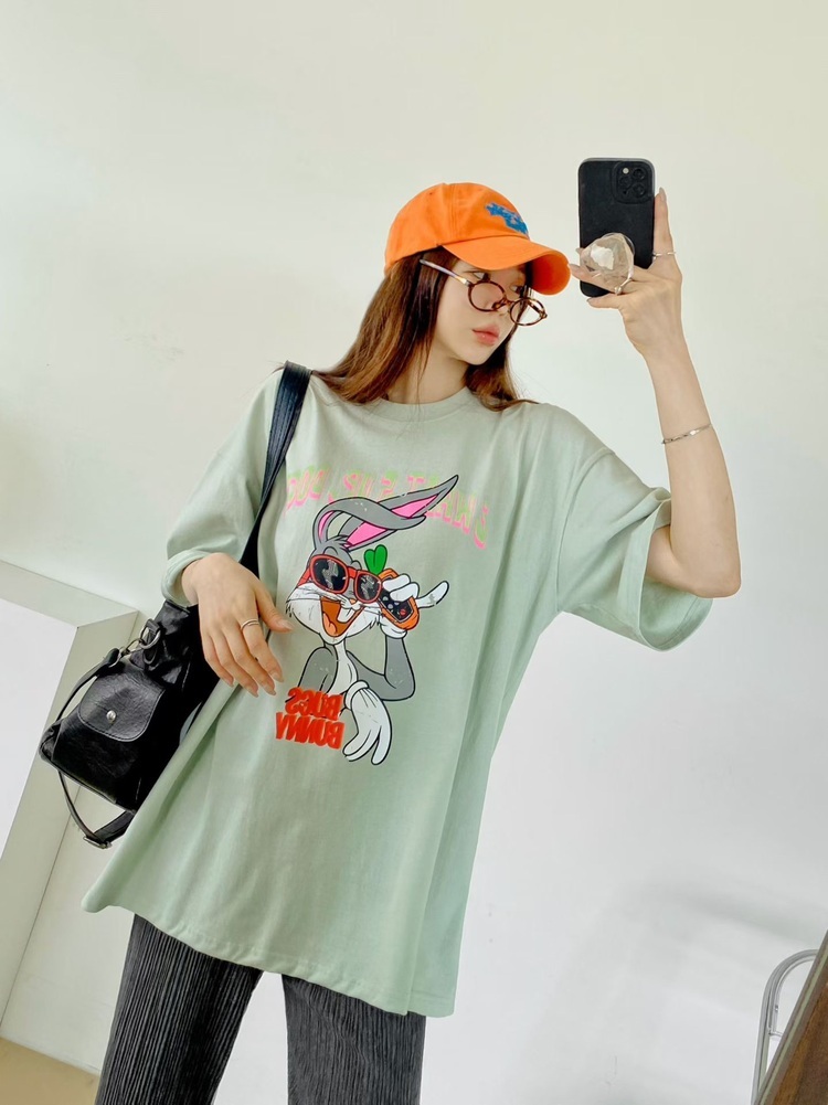 英字兔巴哥講電話奶綠上衣