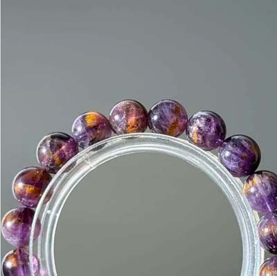 紫鈦晶內的金黃色鈦晶是收藏價值的靈魂所在