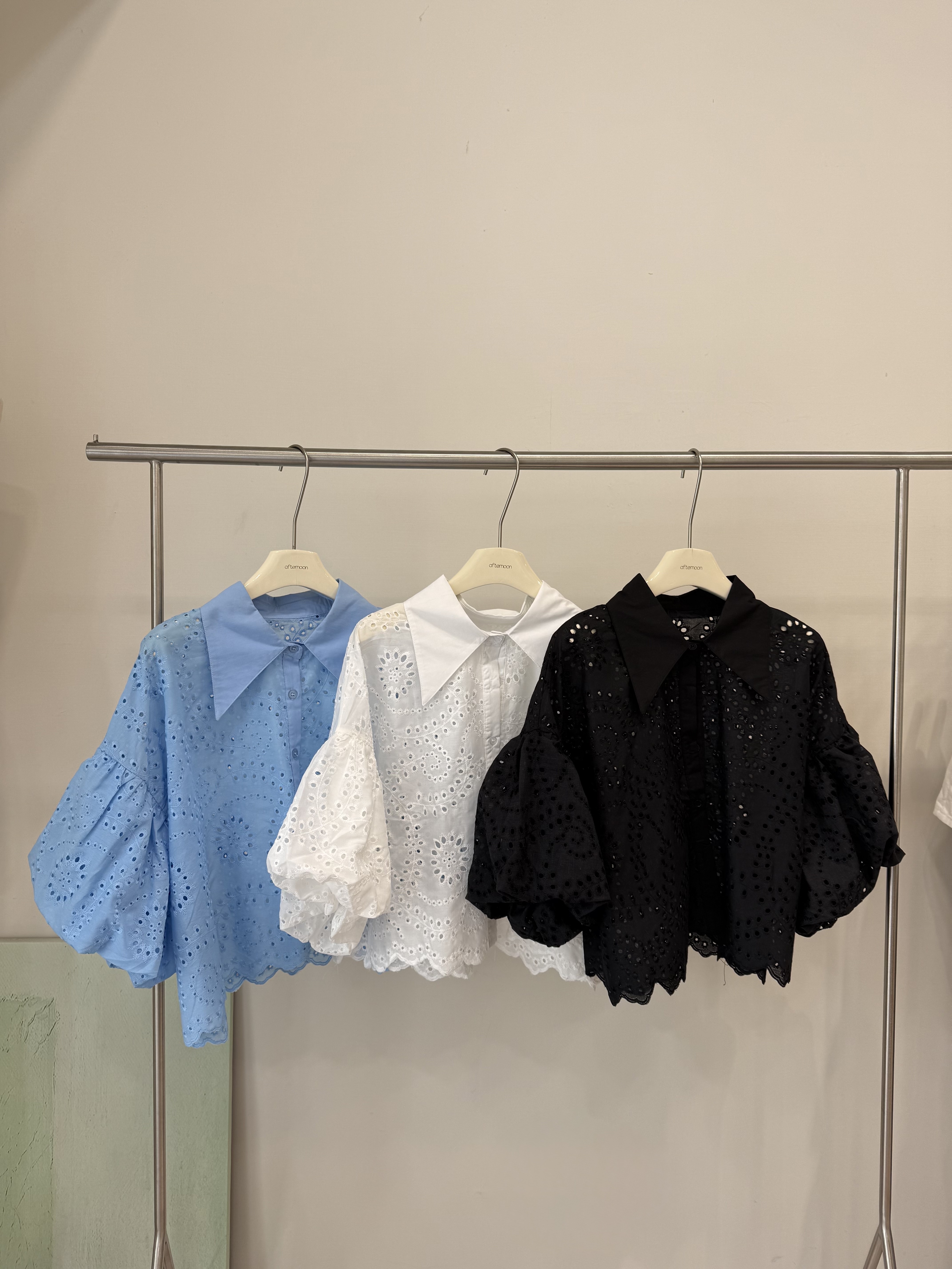 024 洞洞燒花泡泡袖上衣