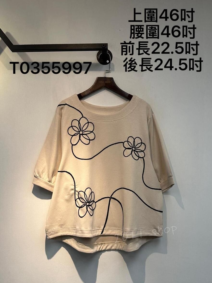 前短後長刺繡花花TOP  上圍46吋  腰圍46吋 前長22.5吋  後長24.5吋  T0355997