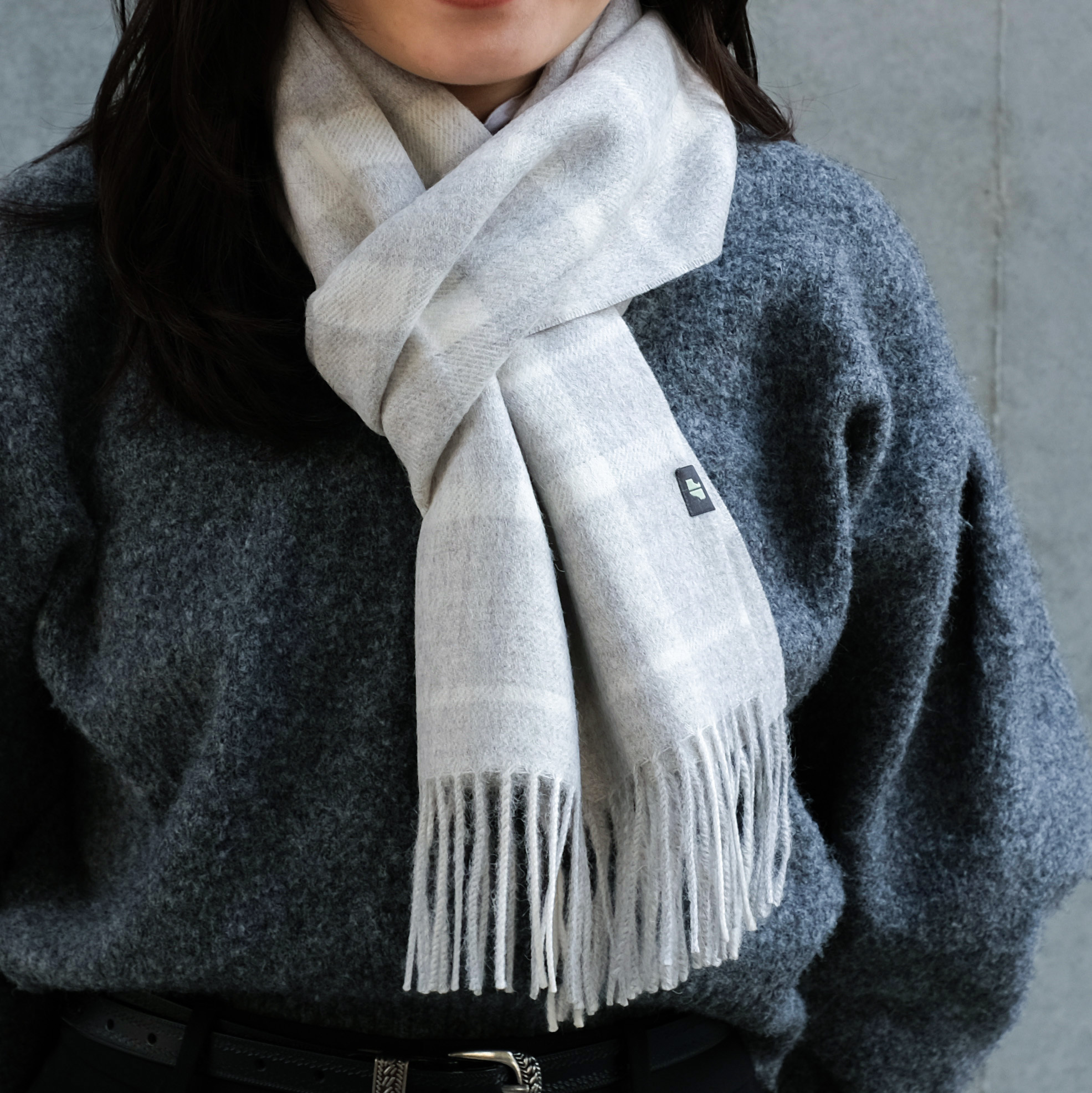 安地斯羊駝圍巾｜灰白格紋｜秘魯