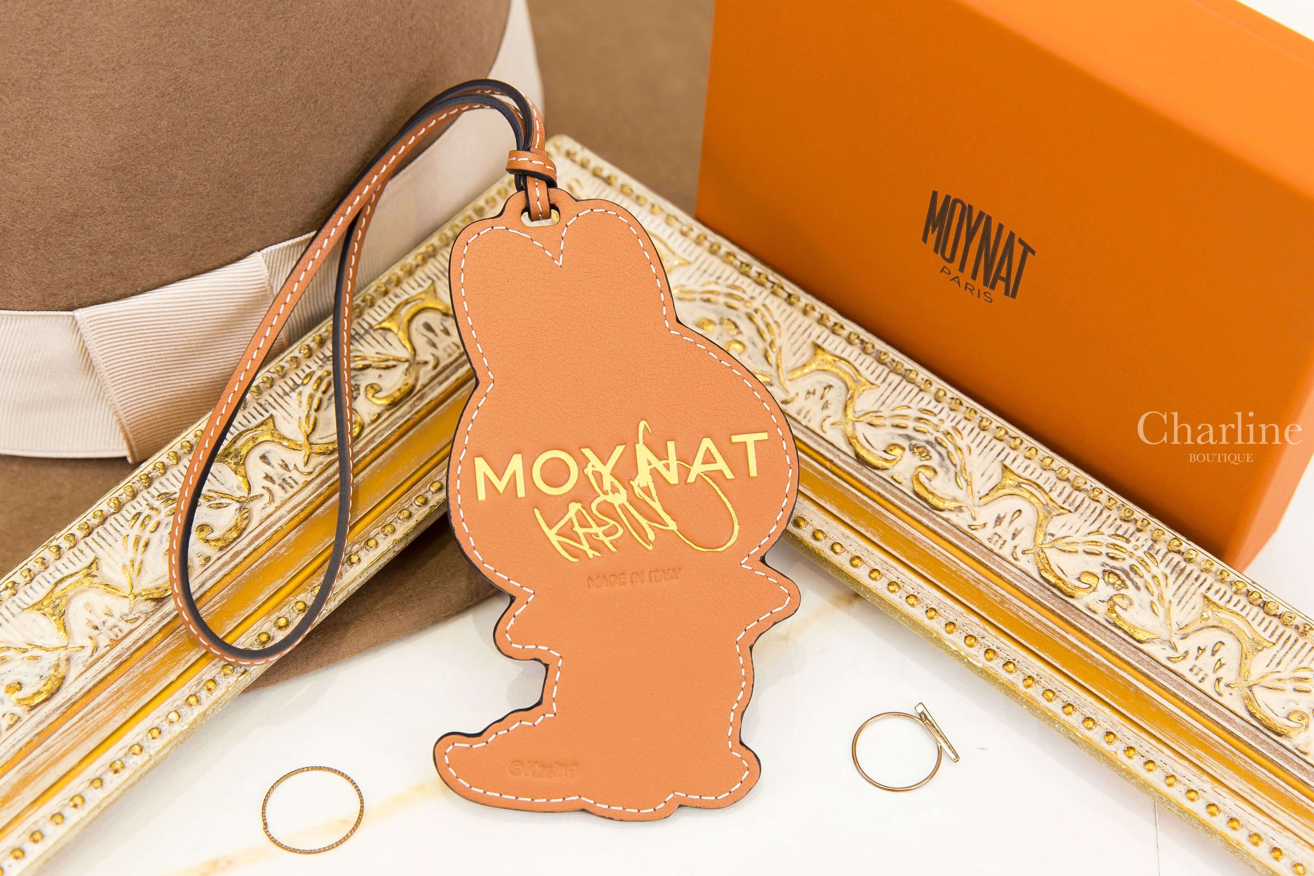 Moynat Moynat Kasing Lung Charm 聯名款黑色老花帆布拼棕色小牛皮滾邊Labubu吊飾-Charline Boutique 精品代購