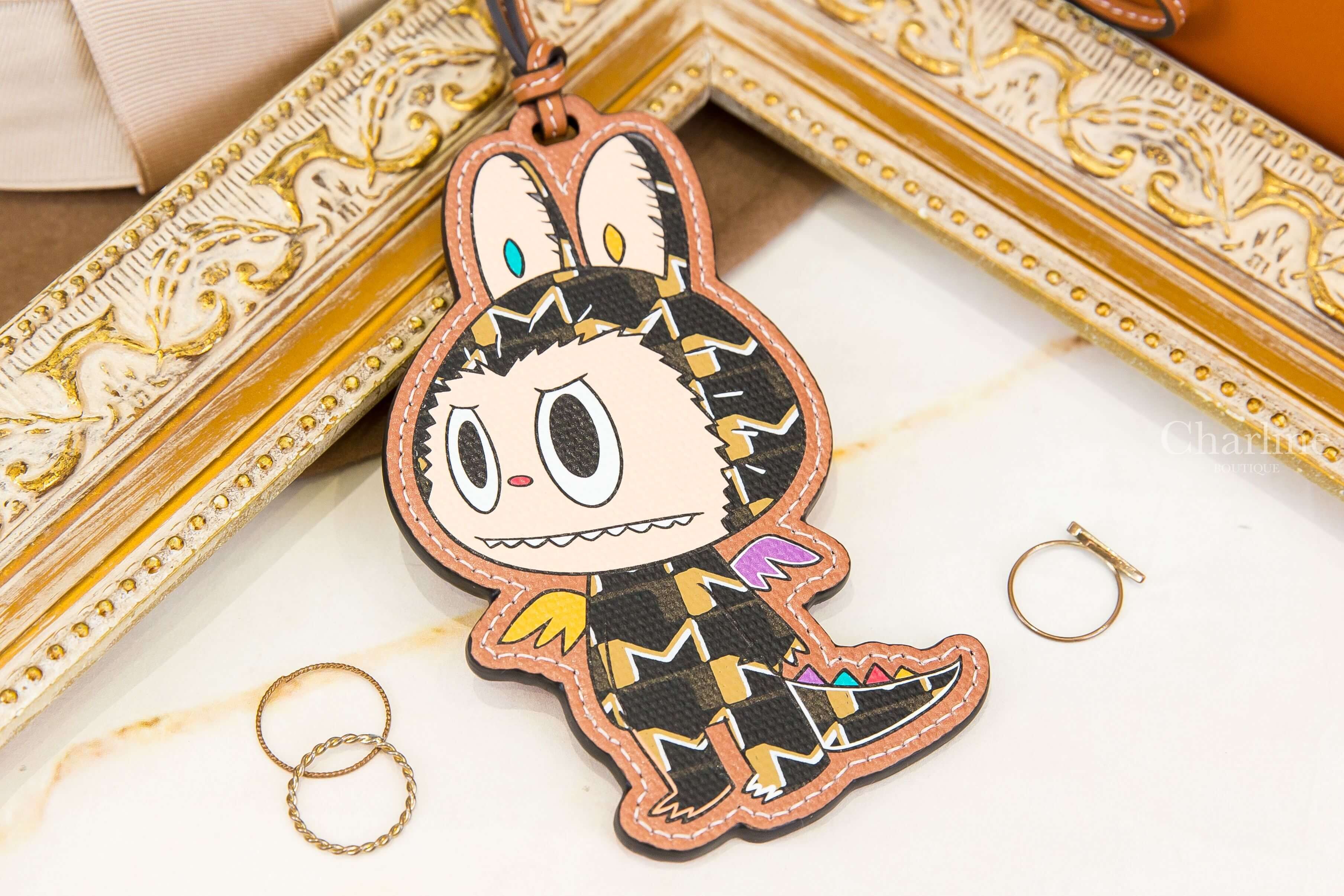 Moynat Moynat Kasing Lung Charm 聯名款黑色老花帆布拼棕色小牛皮滾邊Labubu吊飾