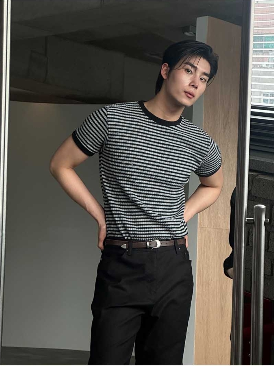 條紋肌肉短袖T卹