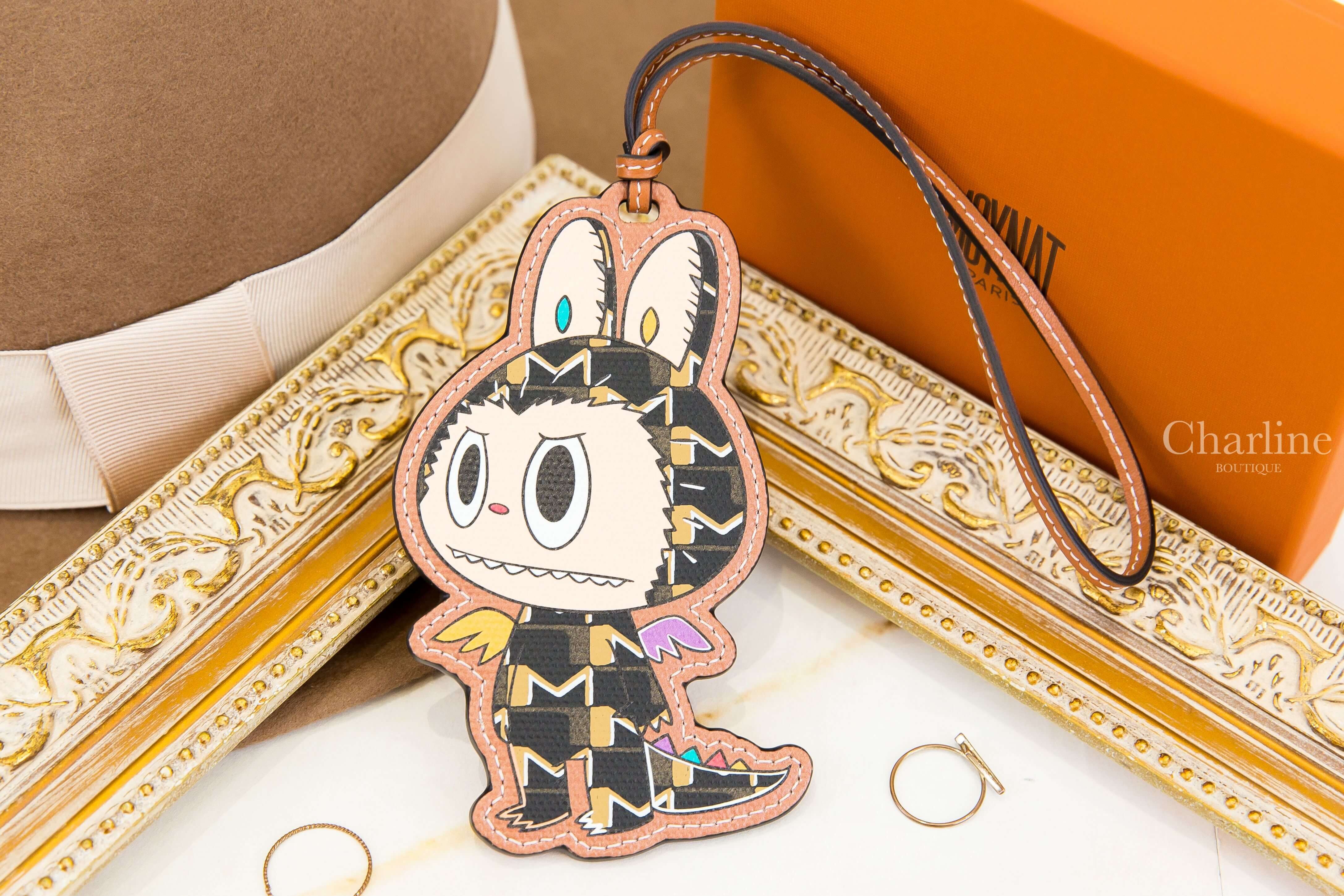 Moynat Moynat Kasing Lung Charm 聯名款黑色老花帆布拼棕色小牛皮滾邊Labubu吊飾