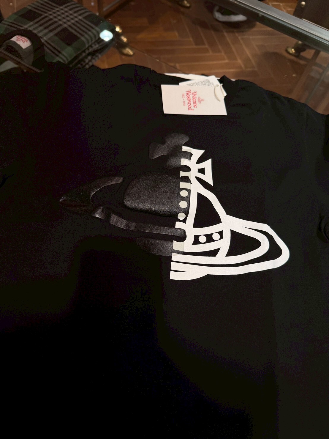 50% off Vivienne Westwood 3D foam black and white Saturn logo short-sleeved T-shirt.