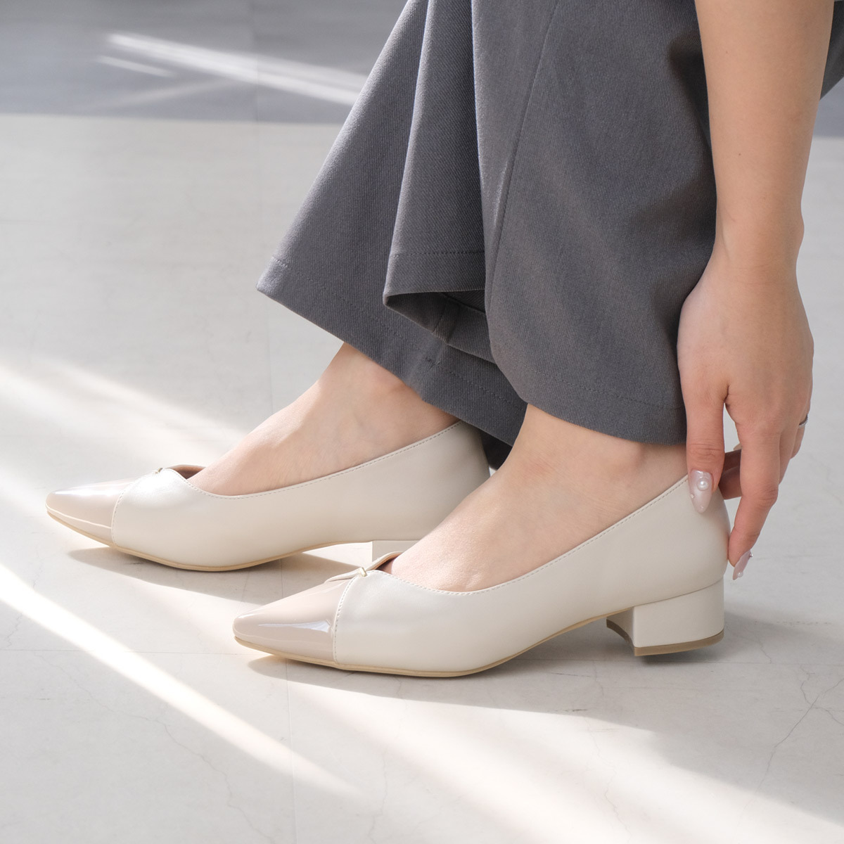 成熟溫柔 尖頭V型切割金飾跟鞋【CX3068】