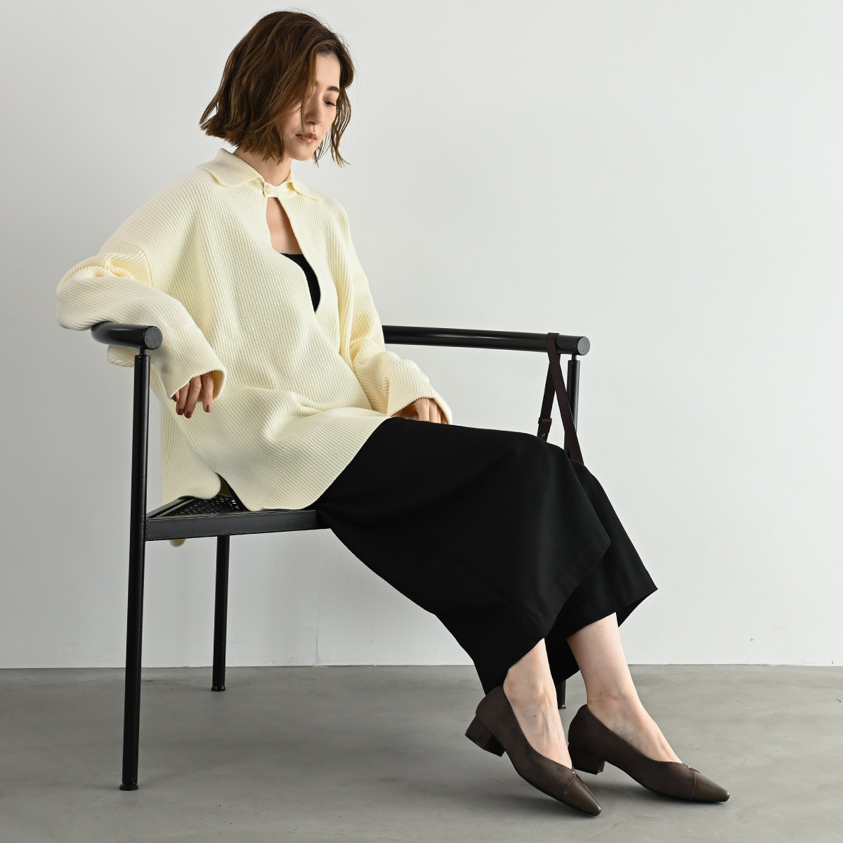 成熟溫柔 尖頭V型切割金飾跟鞋【CX3068】