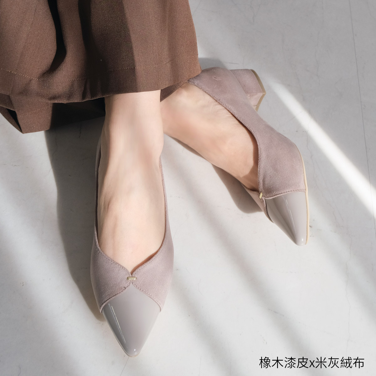 成熟溫柔 尖頭V型切割金飾跟鞋【CX3068】