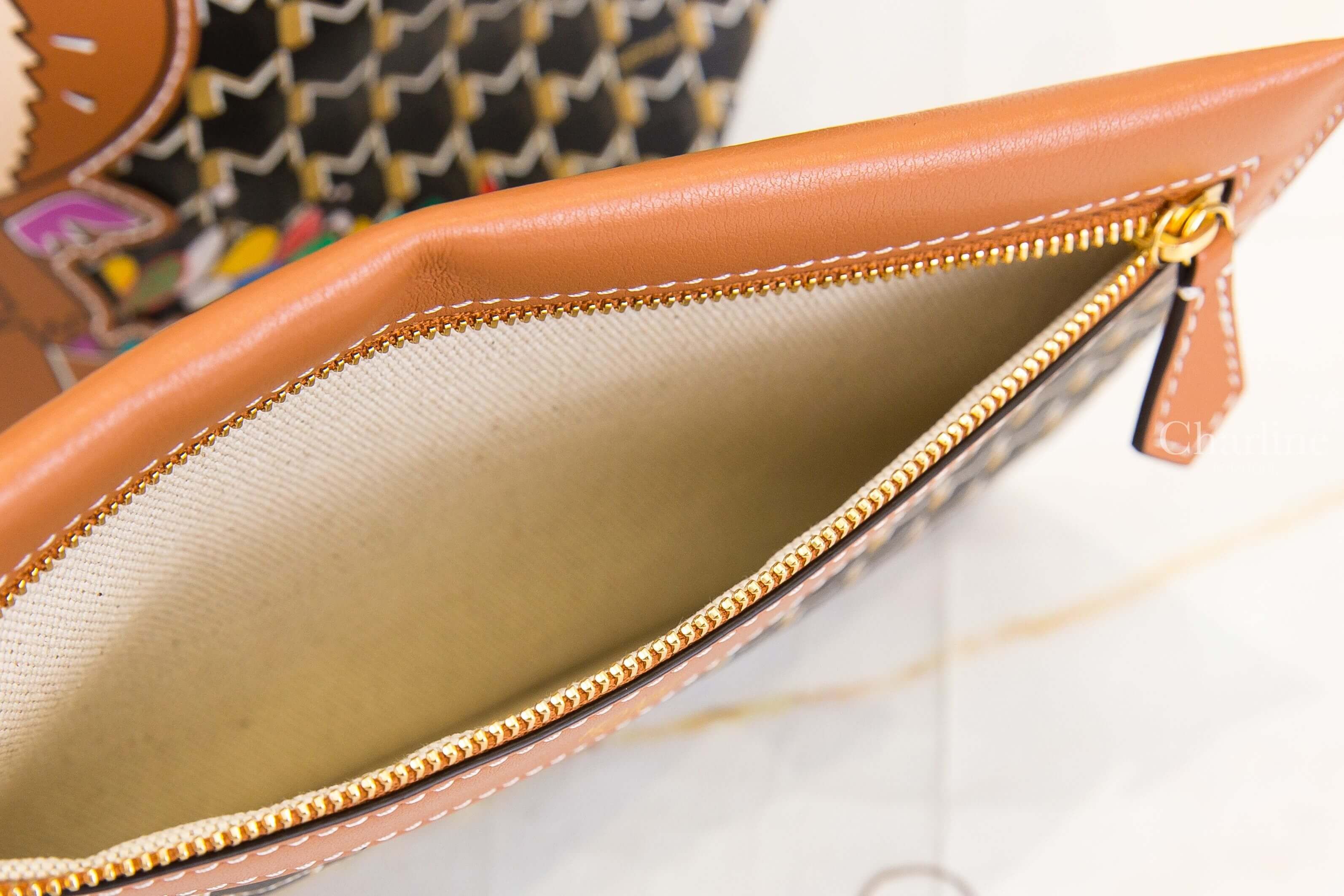 Moynat Moynat Kasing Lung M Tote PM 聯名款黑色老花帆布拼棕色小牛皮滾邊同色提把彩色Labubu小型無拉鍊托特包-Charline Boutique 精品代購