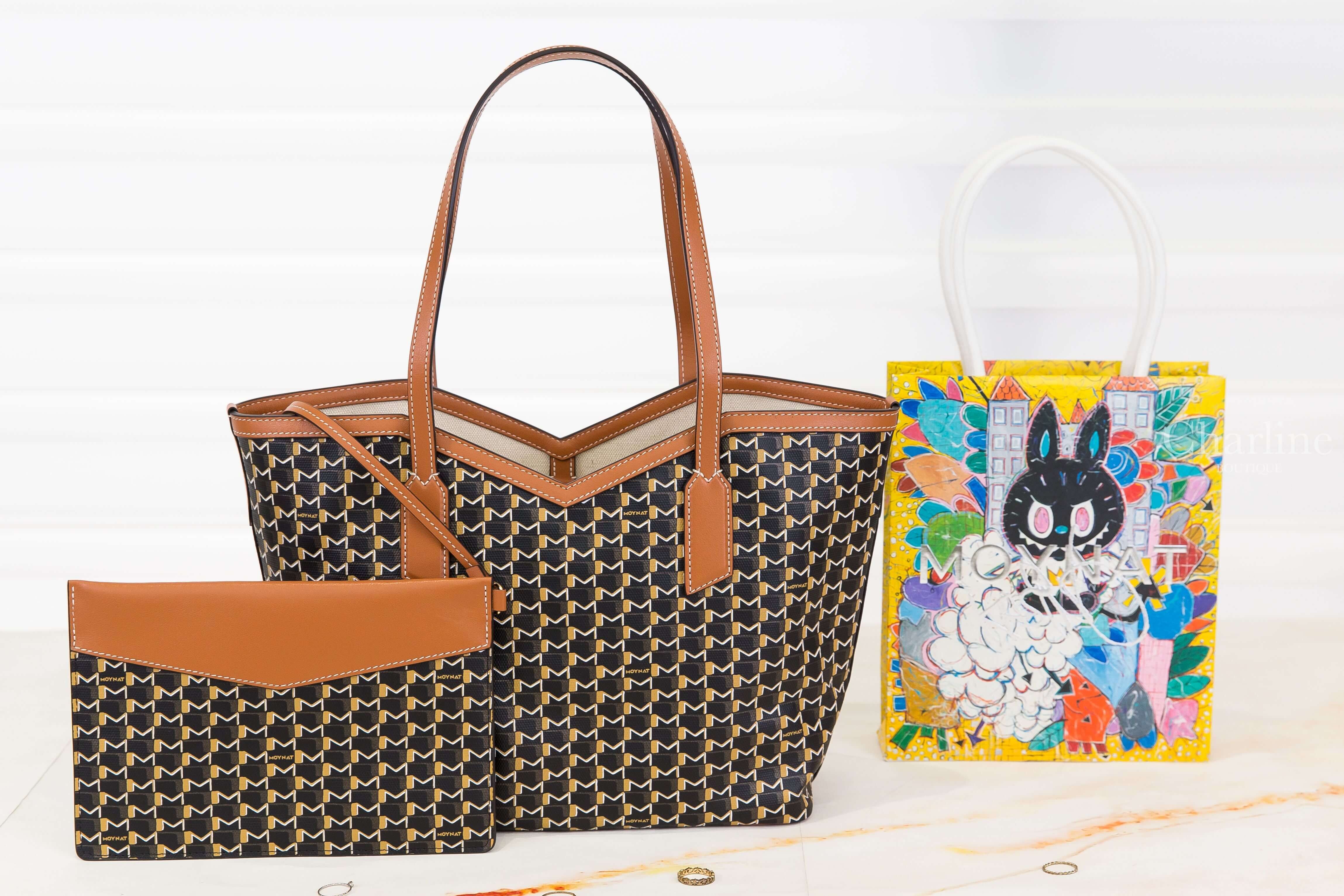 Moynat Moynat Kasing Lung M Tote PM 聯名款黑色老花帆布拼棕色小牛皮滾邊同色提把彩色Labubu小型無拉鍊托特包-Charline Boutique 精品代購